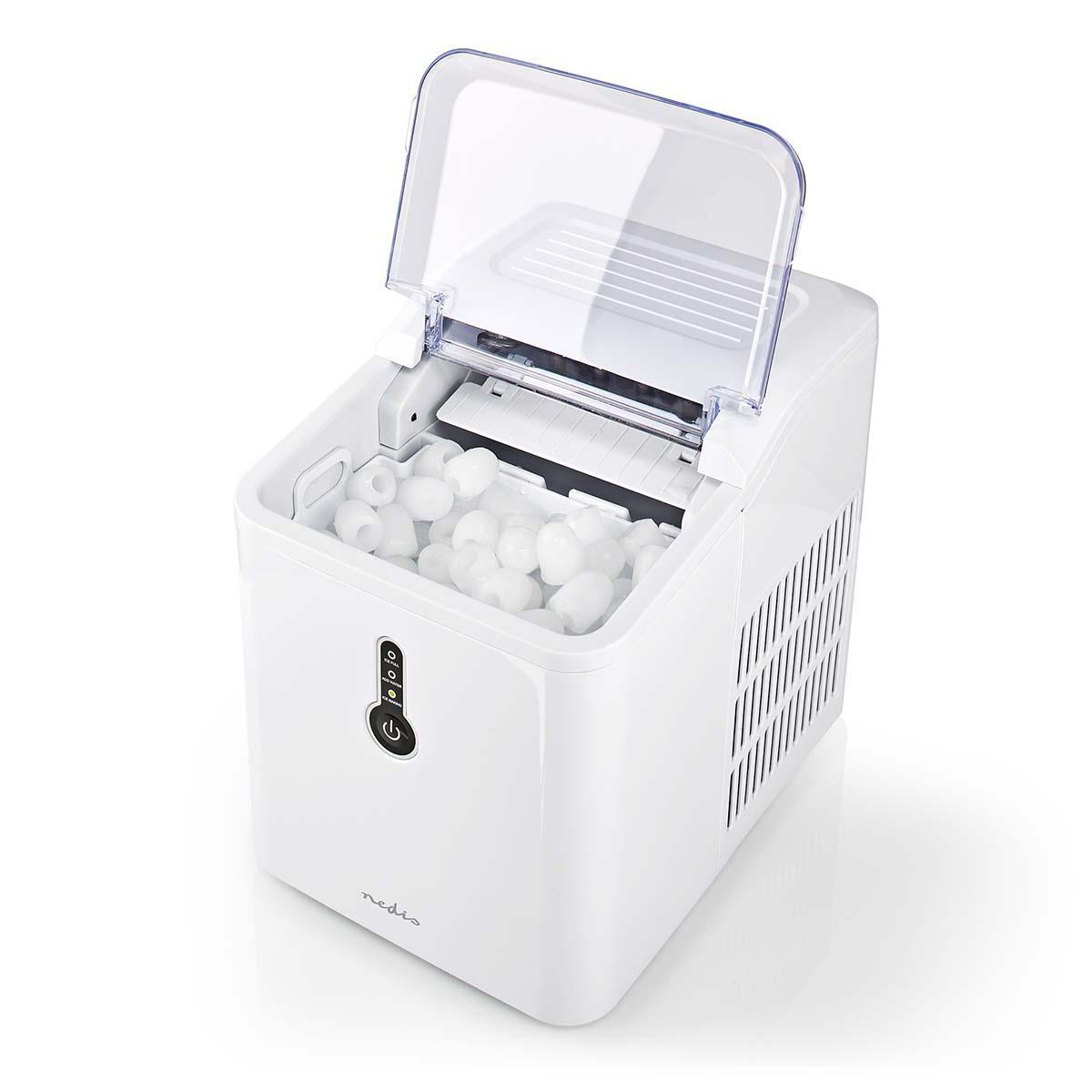 Macchina per il ghiaccio bianca con coperchio aperto. Cubetti di ghiaccio all'interno. Sfondo bianco. Pulsante di accensione visibile.