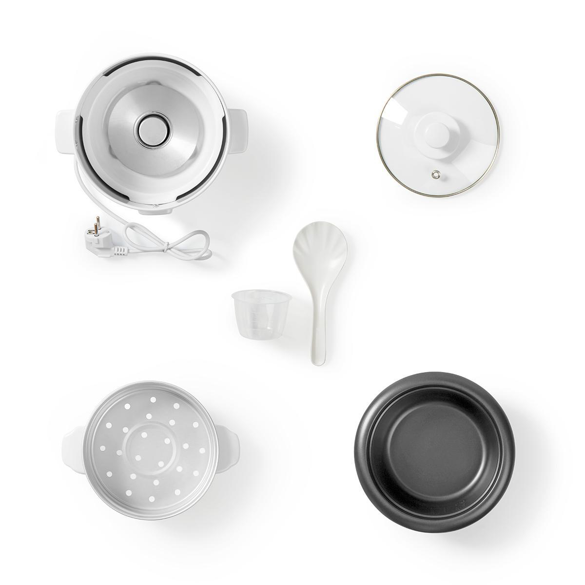 Parti della cuociriso disposte su bianco. Include pentola, coperchio, cucchiaio e tazza.