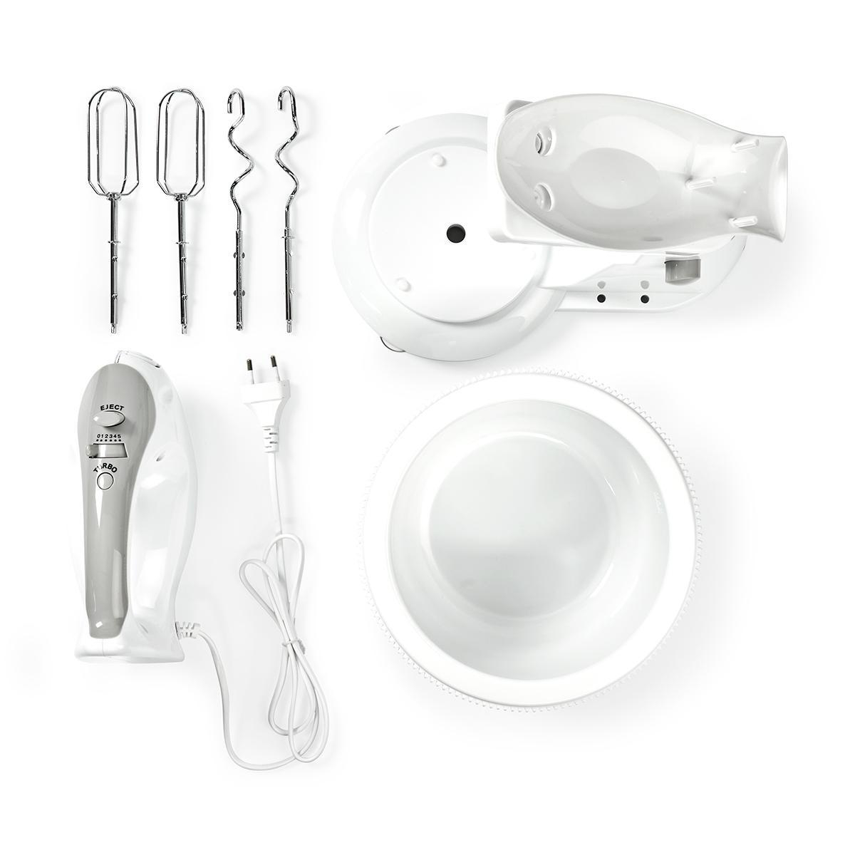 Een witte mixer en de gedemonteerde onderdelen, inclusief gardes en een kom, op wit.