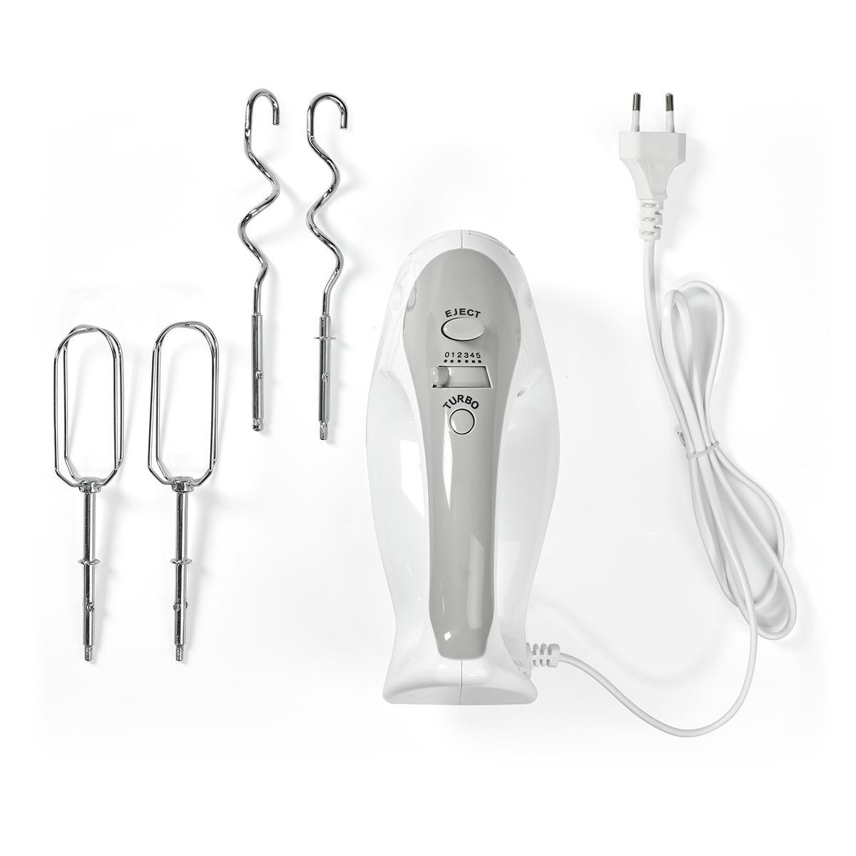Batidora de mano blanca con dos juegos de batidores y cable de alimentación, todo sobre blanco.