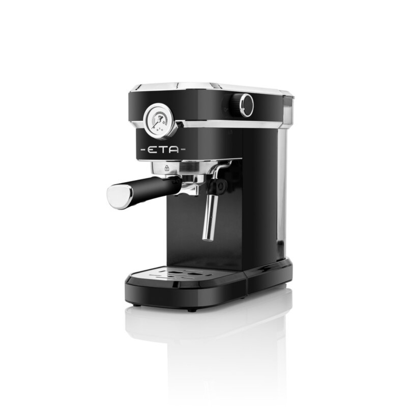 Máquina de espresso negra sobre fondo blanco. Tiene un medidor y un asa.
