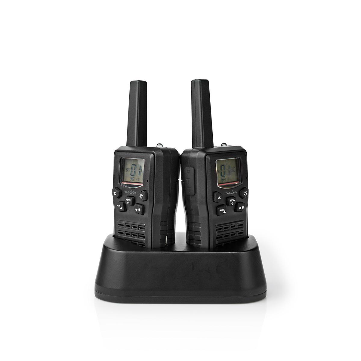 Due walkie-talkie neri in una base di ricarica. Sfondo bianco.