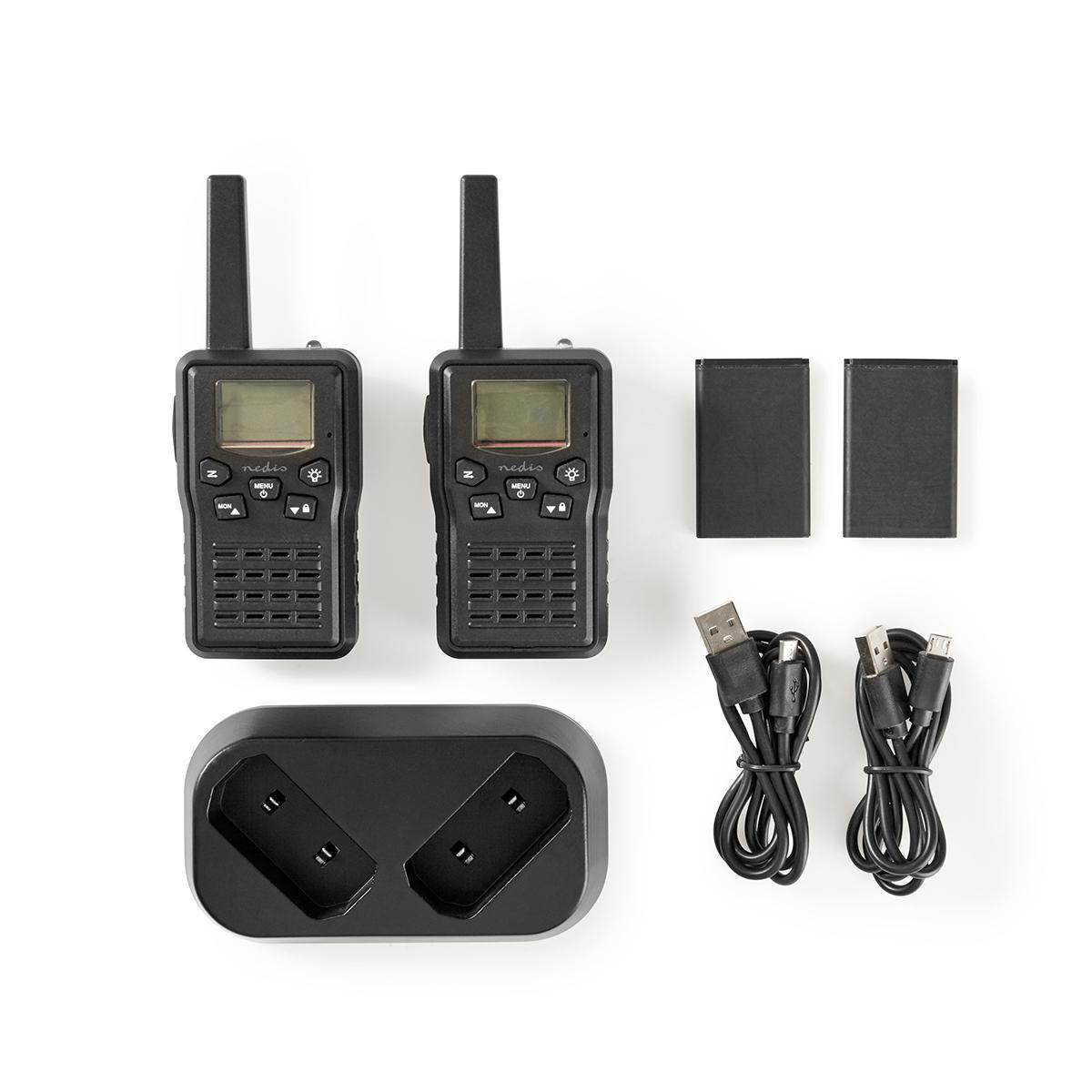 Due walkie-talkie neri, una base di ricarica e accessori. Isolati su sfondo bianco.