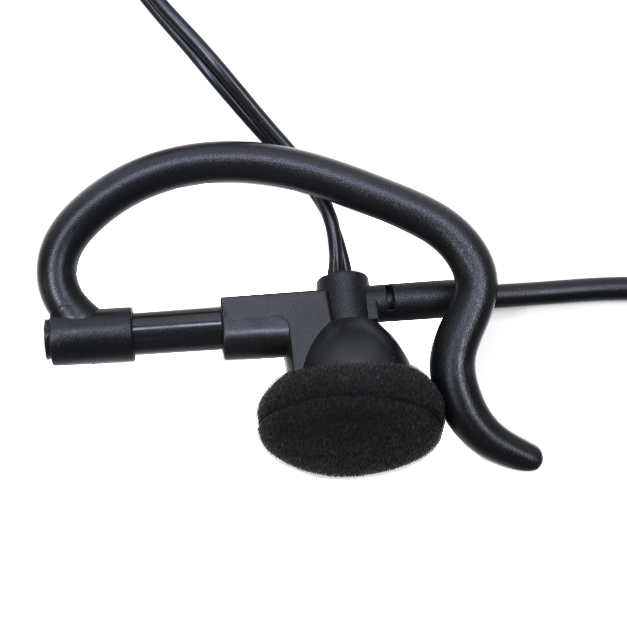 Auricular negro con micrófono. Fondo blanco. El auricular tiene un diseño curvo.