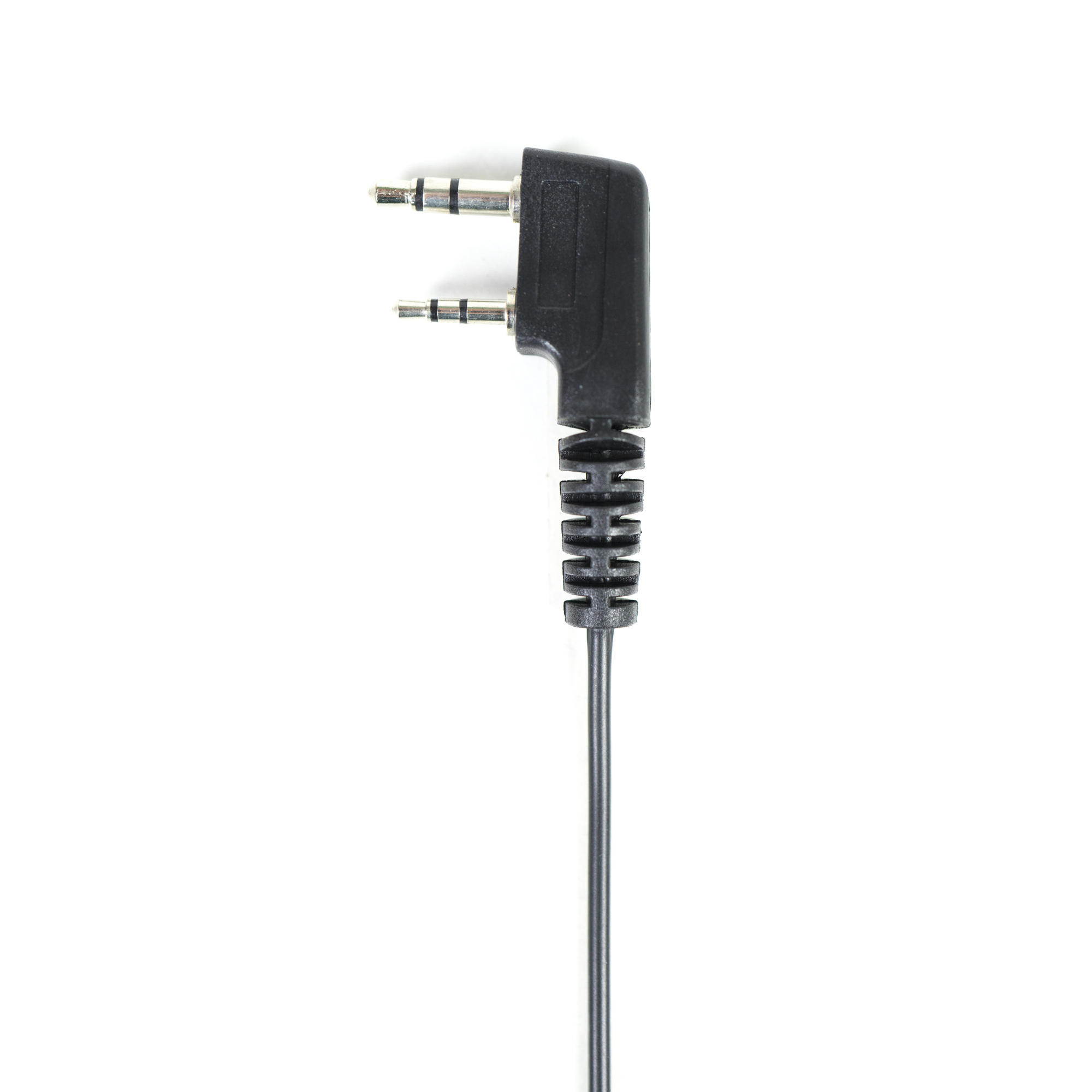 Schwarzer Stecker mit zwei Buchsen und einem Kabel. Weißer Hintergrund.