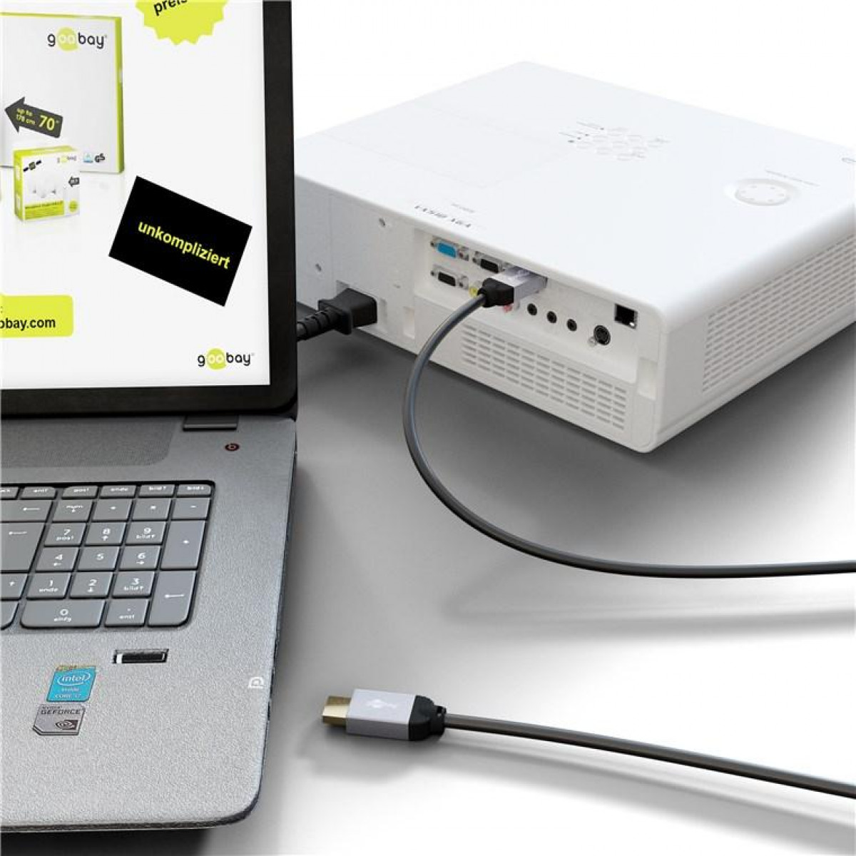 Laptop an einen Projektor angeschlossen. Ein HDMI-Kabel ist an den Projektor angeschlossen. Text: unkompliziert.