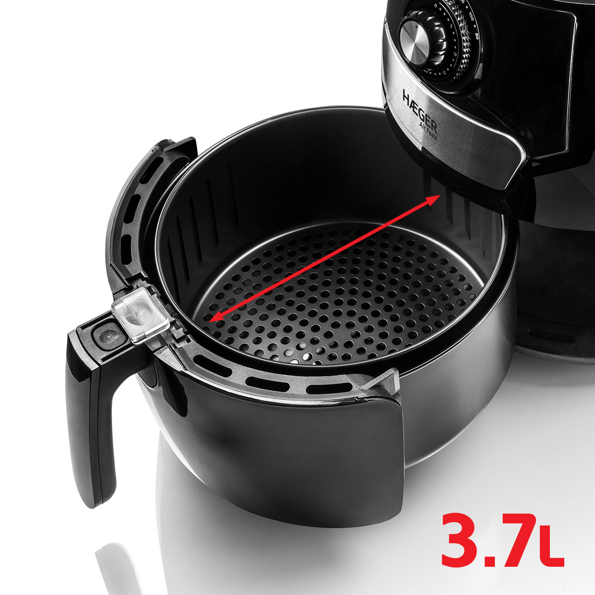 Friggitrice ad aria nera con cestello aperto. Freccia che mostra il diametro. Sfondo nero. Capacità mostrata: 3,7L.
