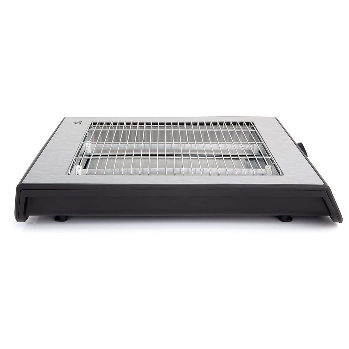 Parrilla eléctrica plateada con base negra. La parrilla está sobre una superficie blanca.