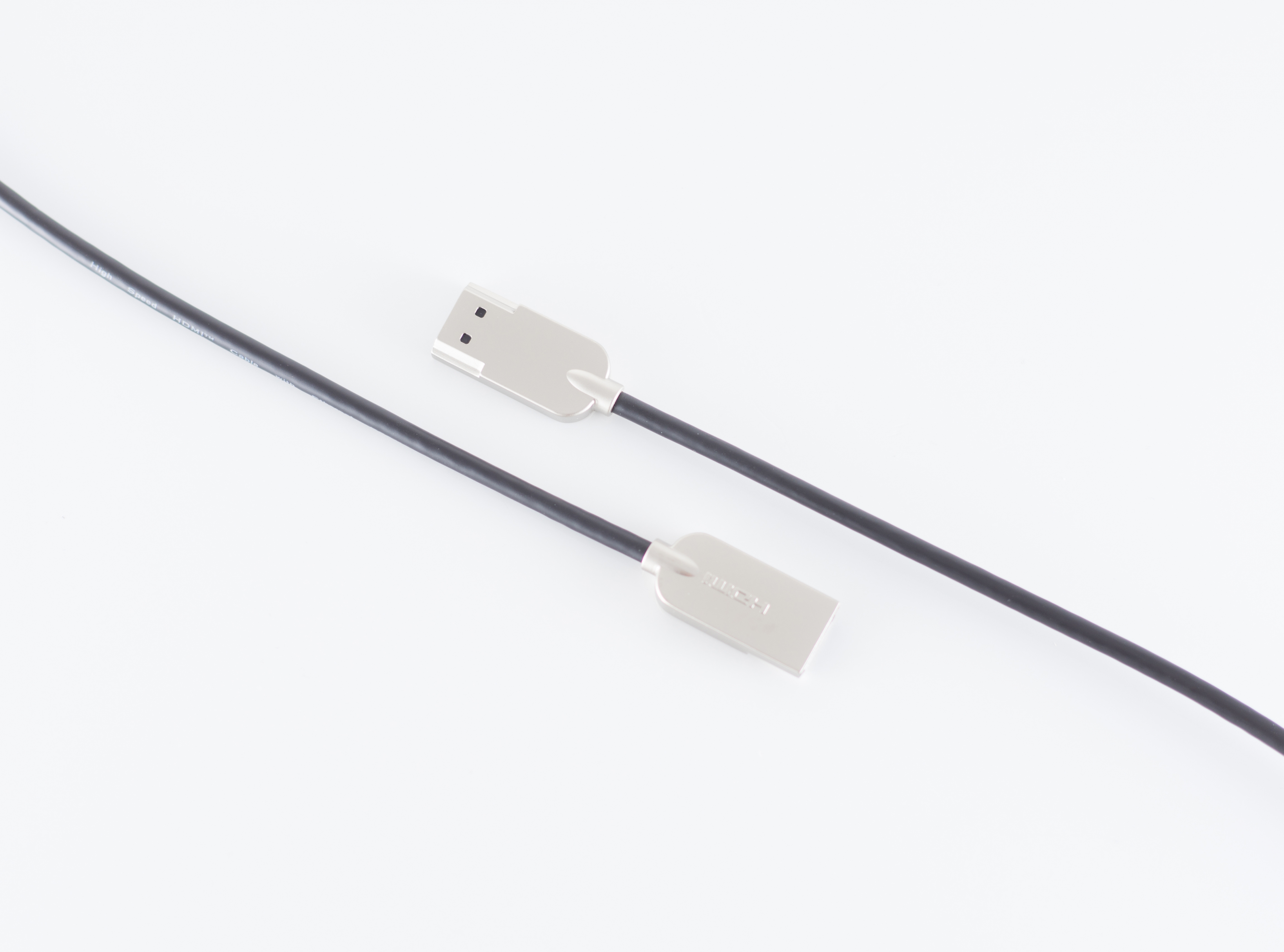 Zwei USB-Kabel mit schwarzen Drähten auf weißer Oberfläche.