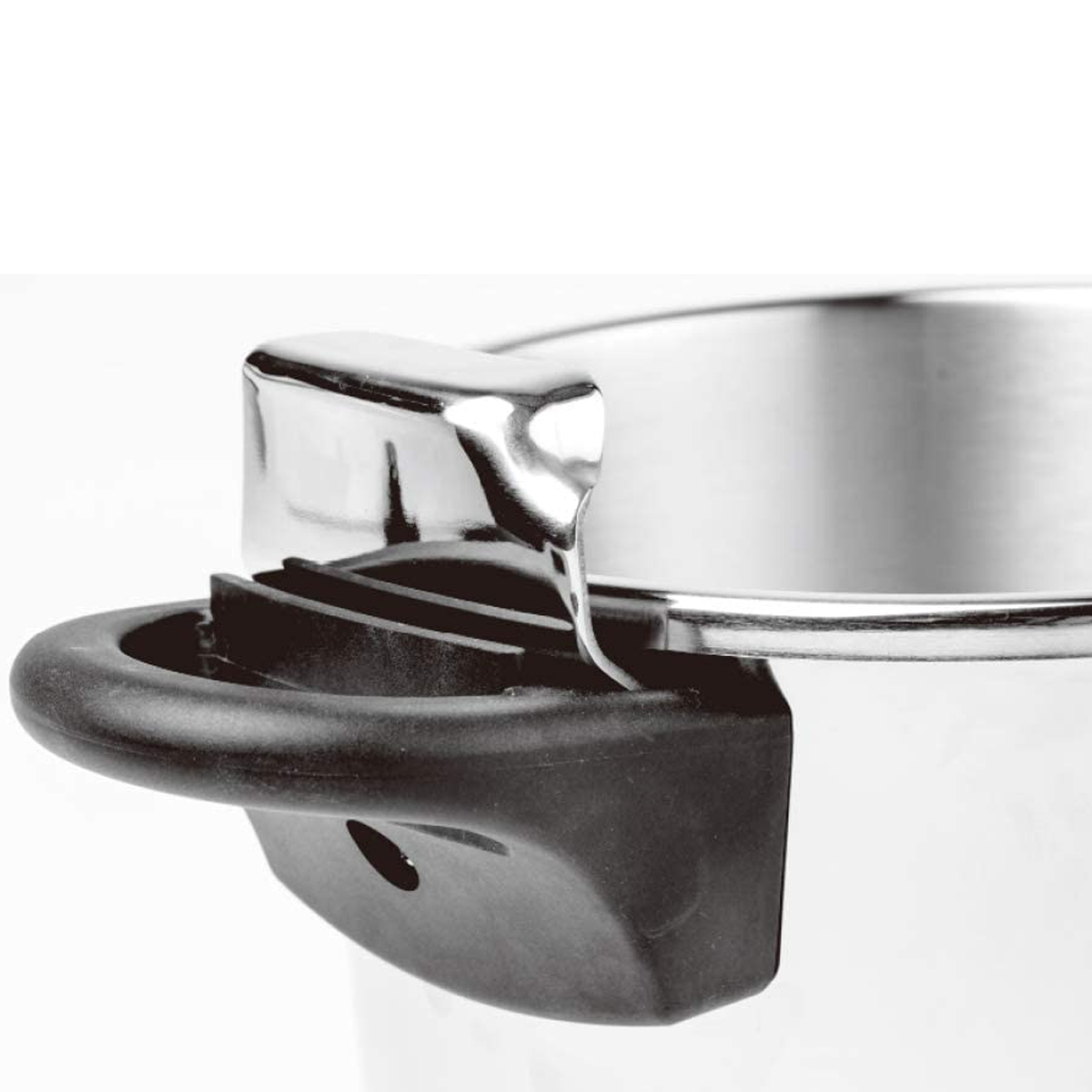 Primer plano de un asa de olla sujeta a una olla de acero inoxidable. El asa es negra y tiene un agujero.