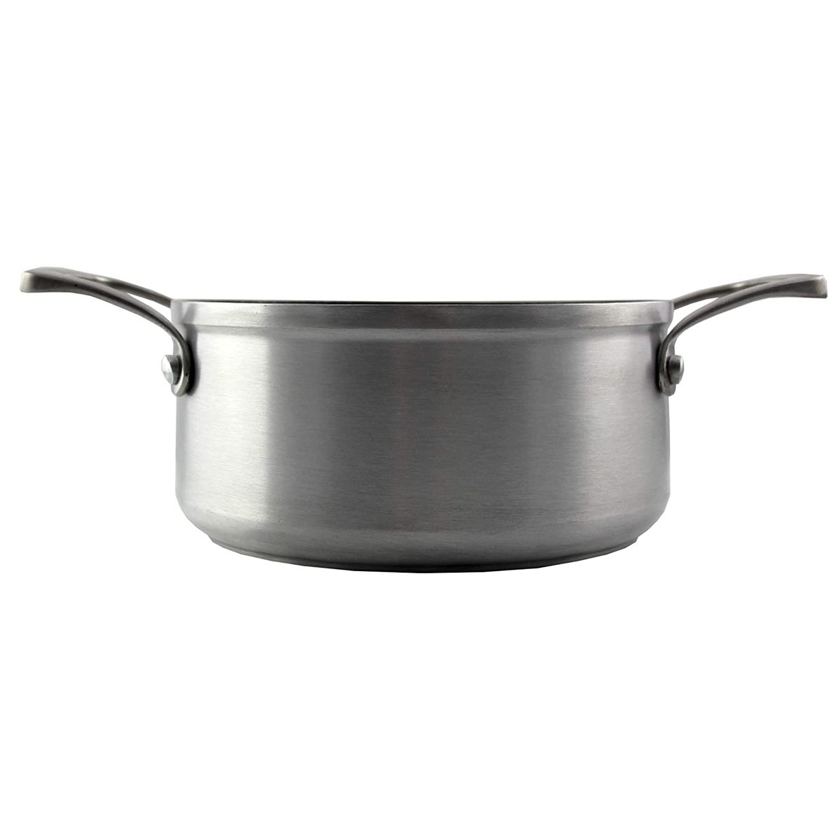 Olla de acero inoxidable con asas, sobre fondo blanco, tomada a la altura de los ojos.