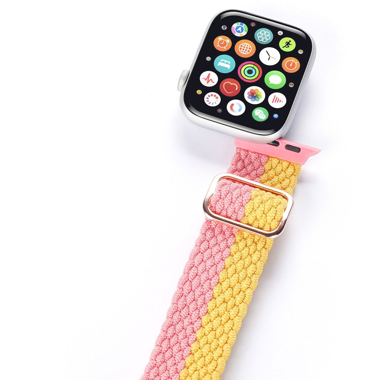 Apple Watch an einem pink-gelben geflochtenen Armband vor weißem Hintergrund.