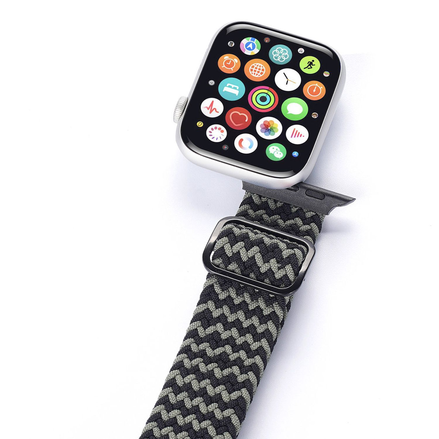 Eine silberne Smartwatch mit einem schwarz-grauen Armband. Der Uhrenbildschirm hat bunte App-Symbole.