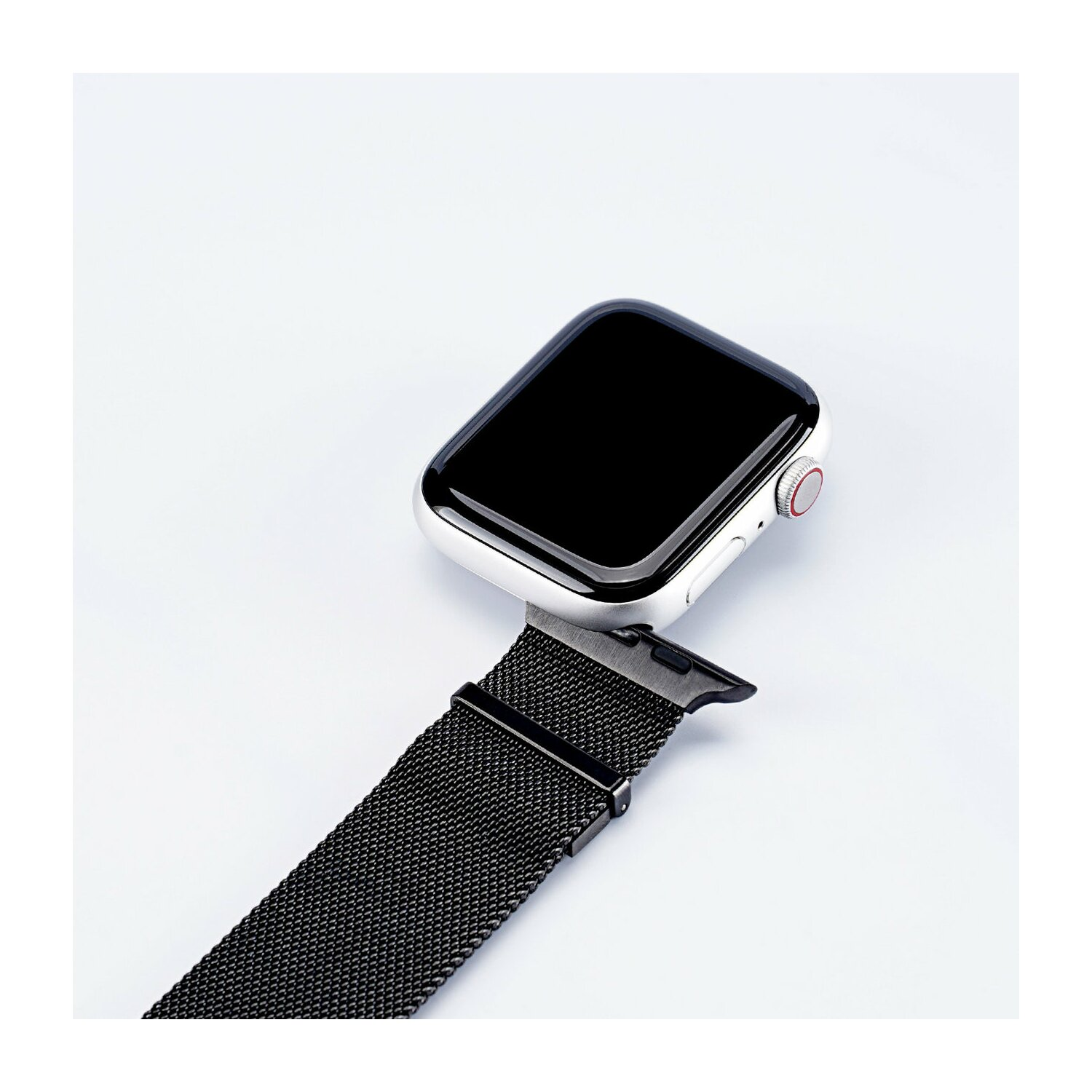 Silberne Smartwatch mit schwarzem Bildschirm und schwarzem Mesh-Armband, vor weißem Hintergrund.