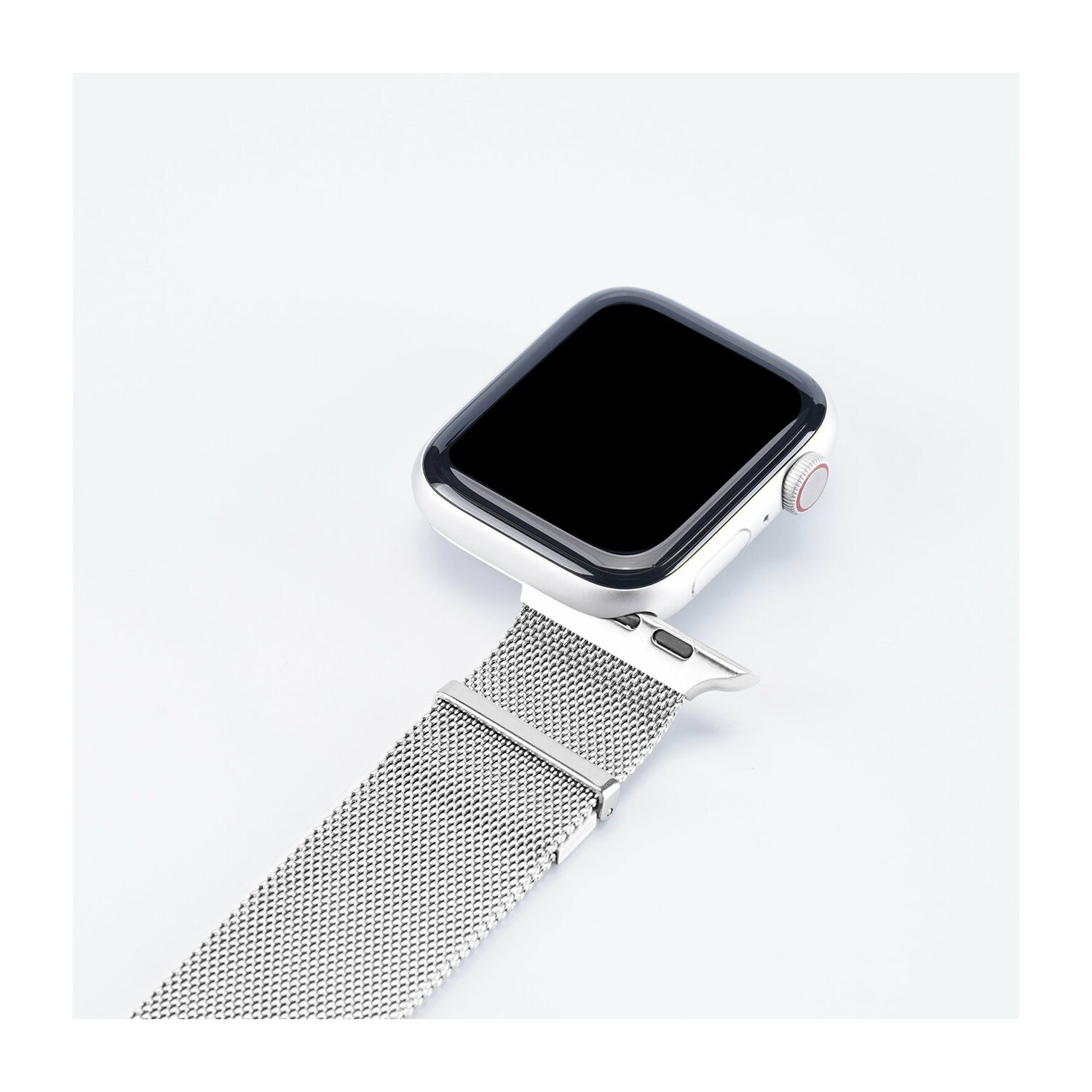 Eine silberne Apple Watch mit Metallarmband, schräg auf weißer Oberfläche.