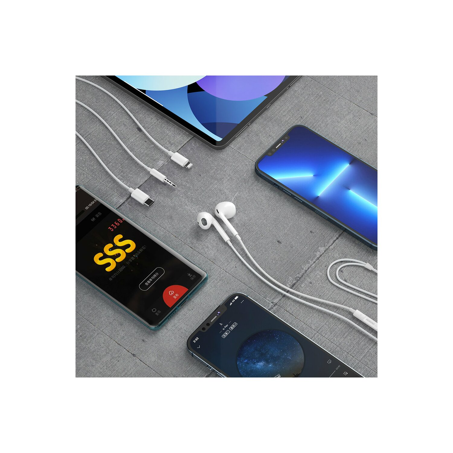 Telefon, tablet i słuchawki. Słuchawki podłączone do telefonu. Obecnych jest wiele kabli ładujących.