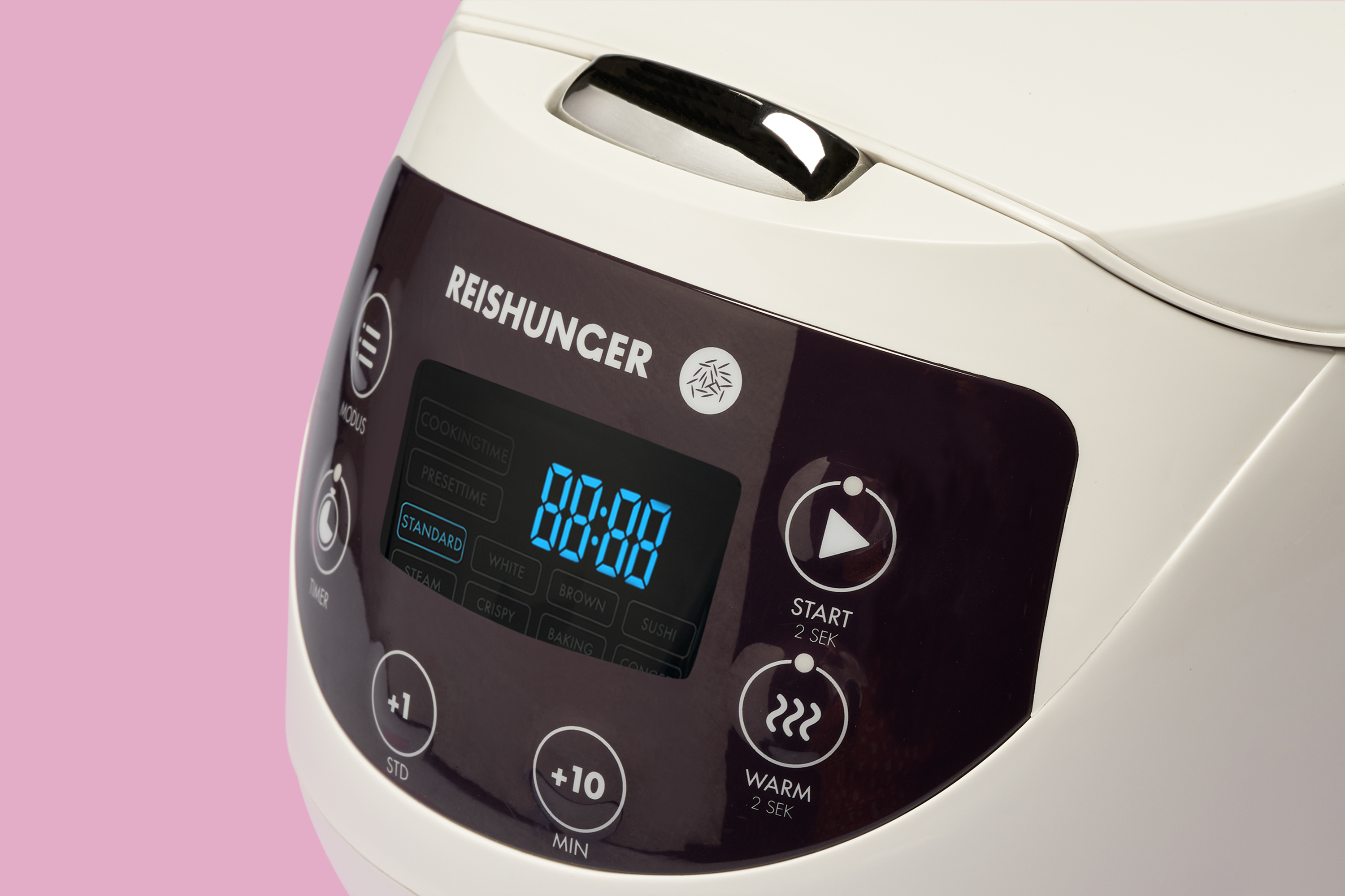 Nahaufnahme eines weißen Reiskochers mit schwarzem Display, das 00:00 anzeigt. Rosa Hintergrund.