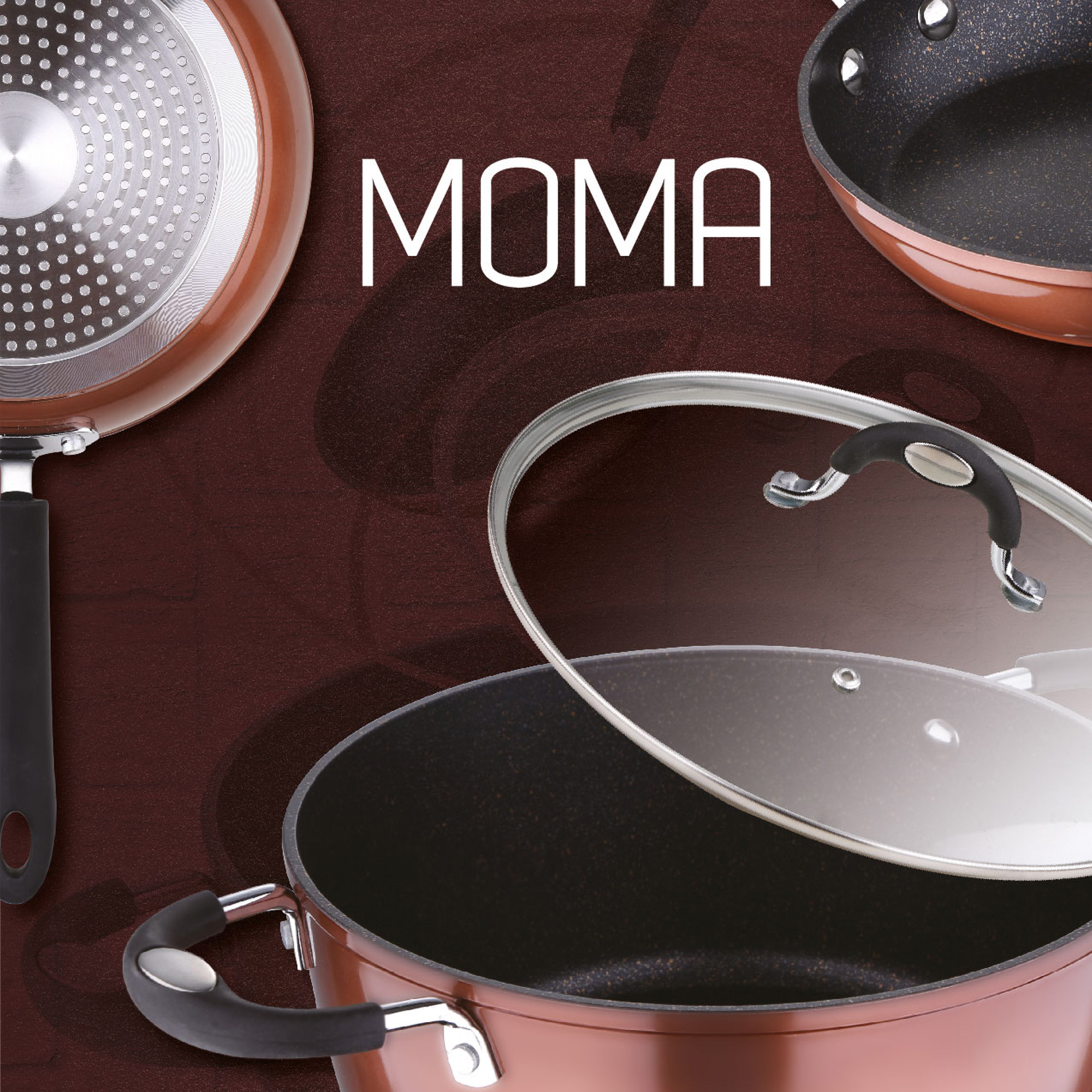 Juego de utensilios de cocina color cobre con sartenes y tapas. La palabra 'MOMA' está escrita en el fondo.