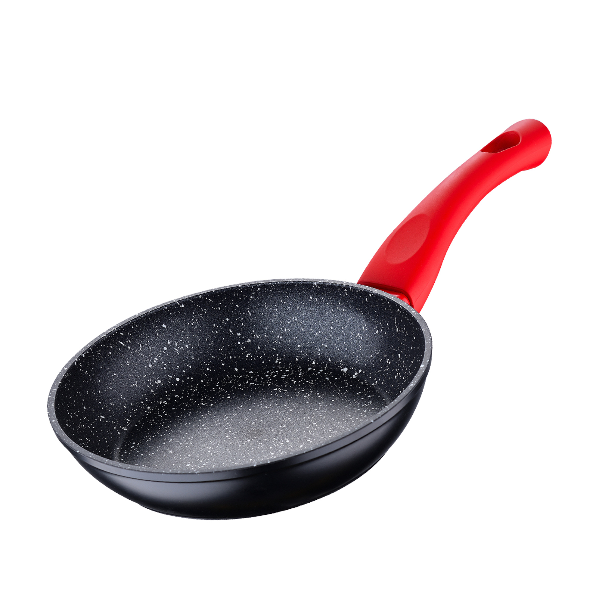 Sartén negra con mango rojo, sobre un fondo blanco. La sartén tiene una superficie moteada.
