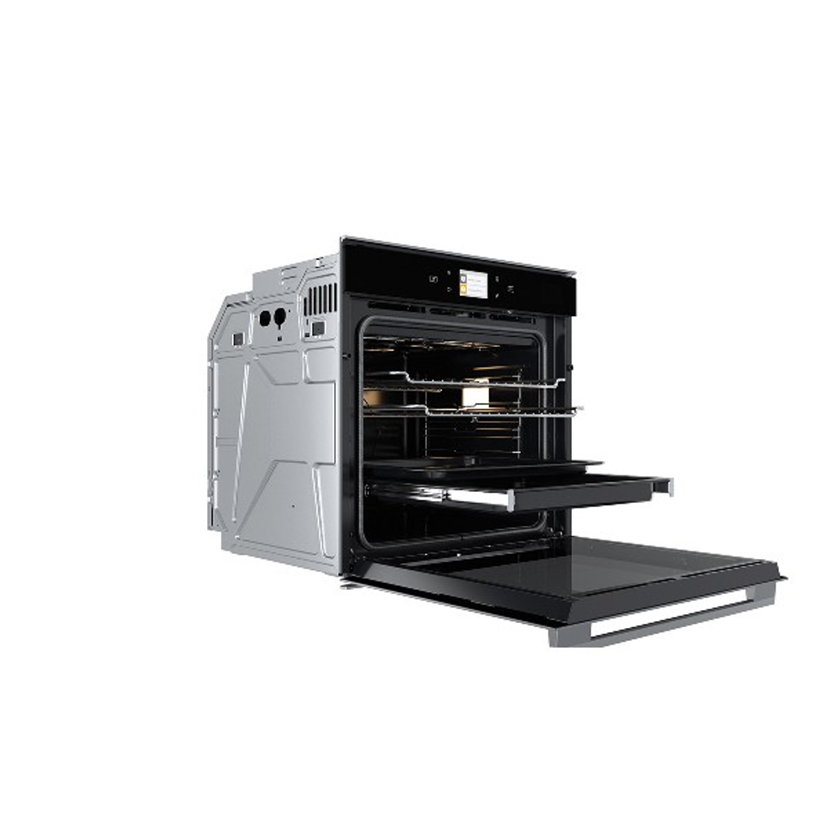 Un horno con la puerta abierta, mostrando las rejillas interiores y una bandeja.