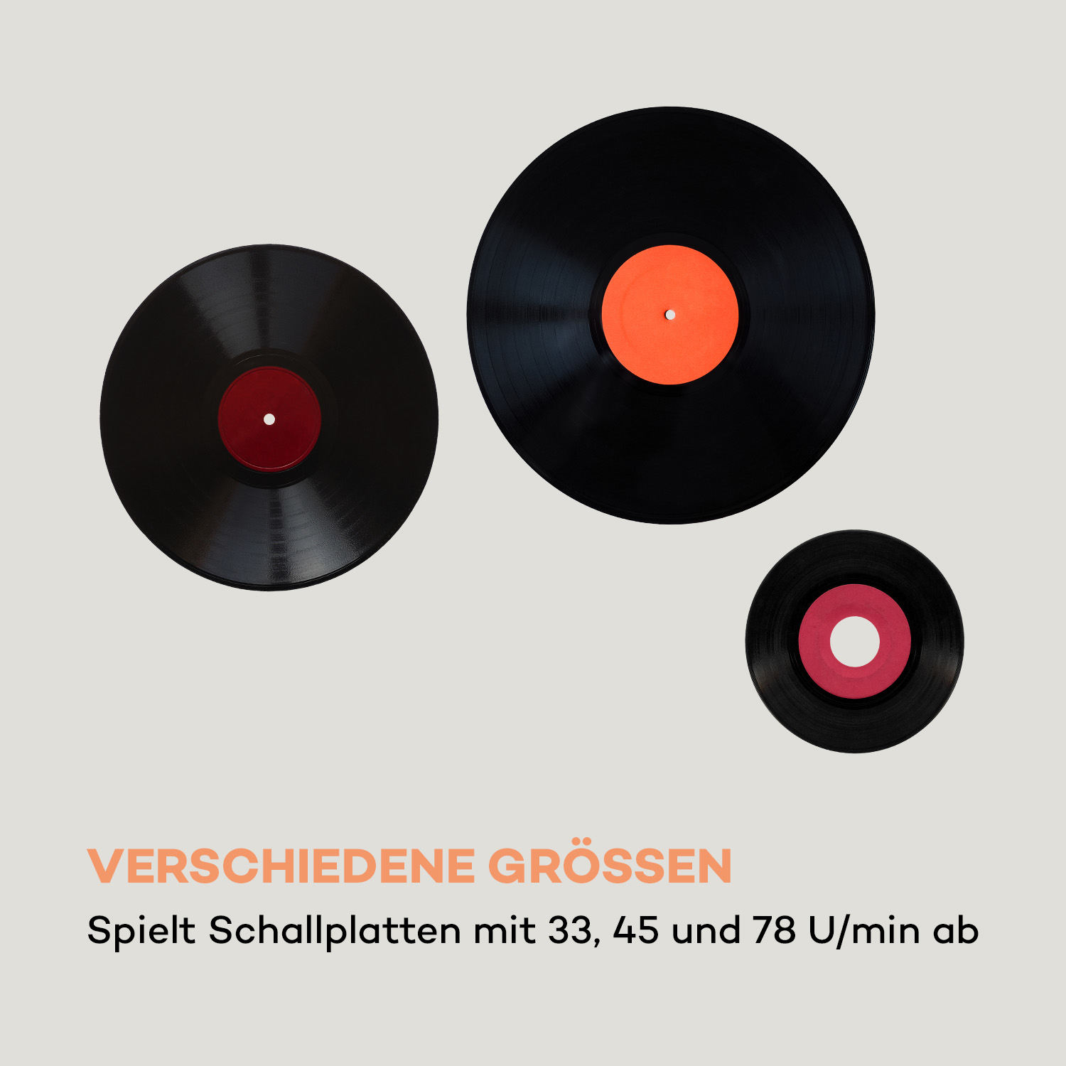Vinylplatten in verschiedenen Größen auf hellem Hintergrund mit Text zur Wiedergabe.
