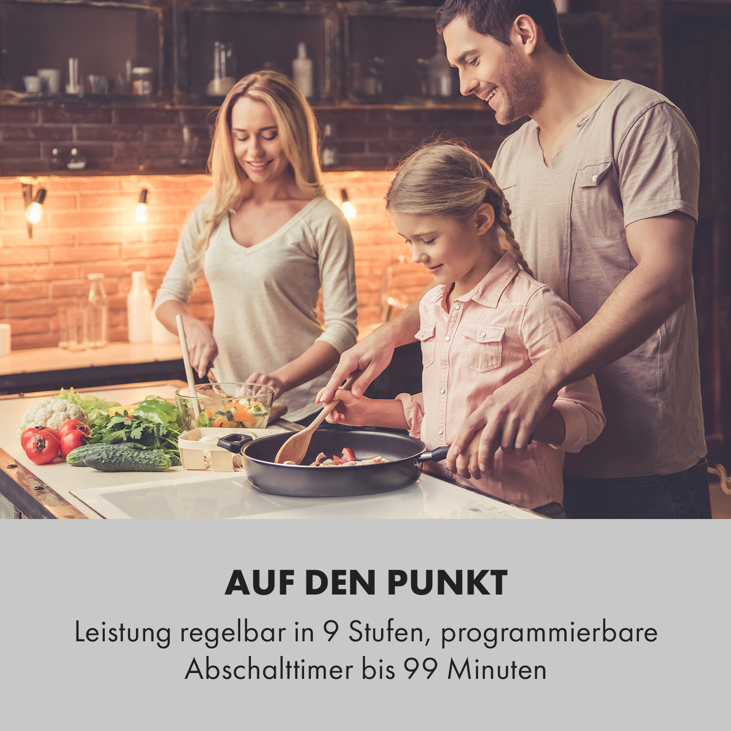 Familia cocinando junta en la cocina. Padre e hija cerca de una sartén, madre cerca de verduras.