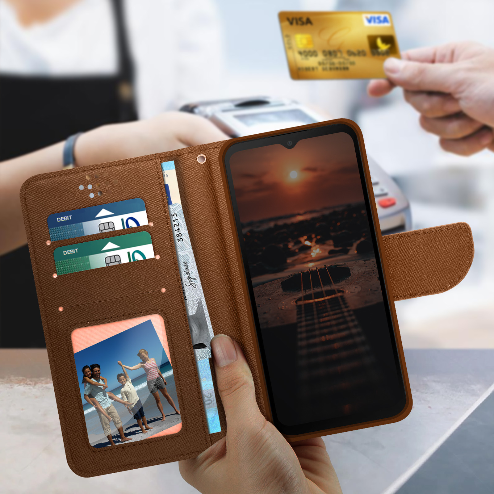 Telefoonhoes open met een telefoon, kaarten en geld. Hand die een kaart vasthoudt, met een familiefoto.