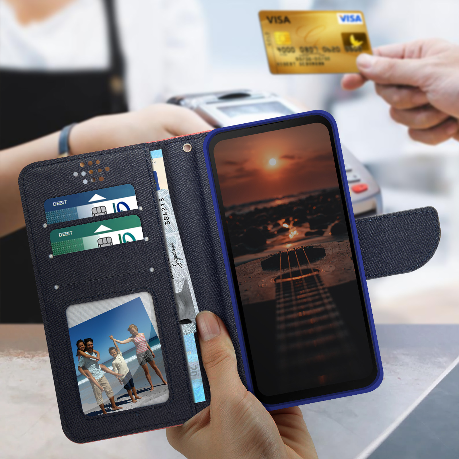 Una custodia per telefono a portafoglio con carte di credito, denaro e una foto. Una mano tiene una carta vicino al telefono.