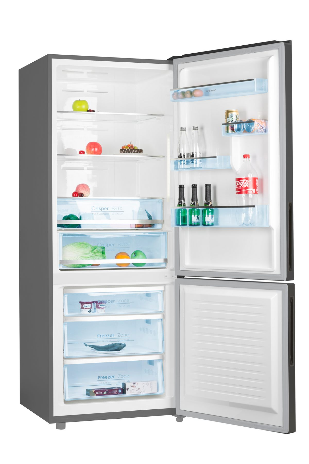 Refrigerador abierto con comida. Tiene estantes con productos, cajón y zona de congelador.
