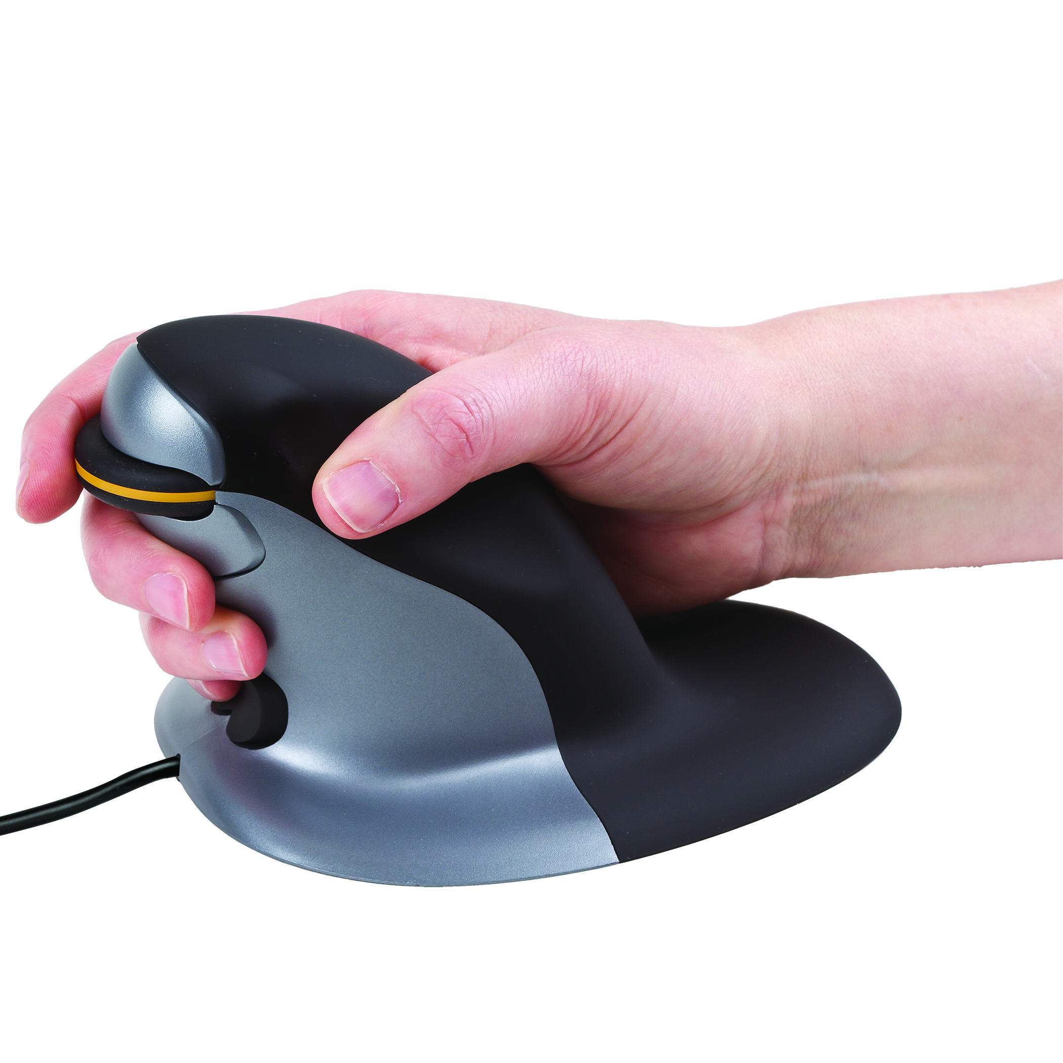 Dłoń trzyma mysz pionową, czarno-szarą, z kablem.