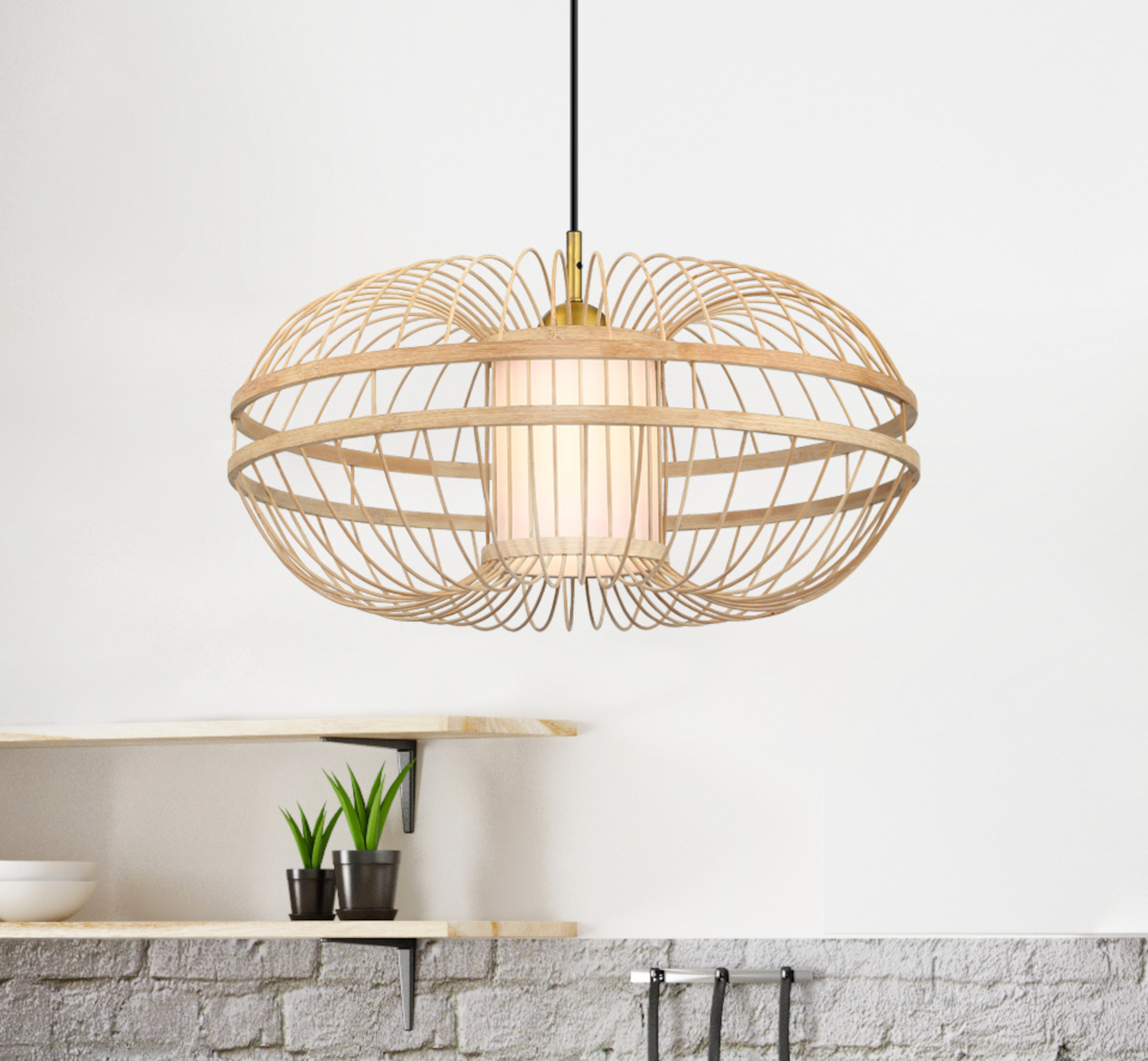 Eine hängende Rattan-Leuchte mit rundem, gewebtem Design und zentraler Lichtquelle.