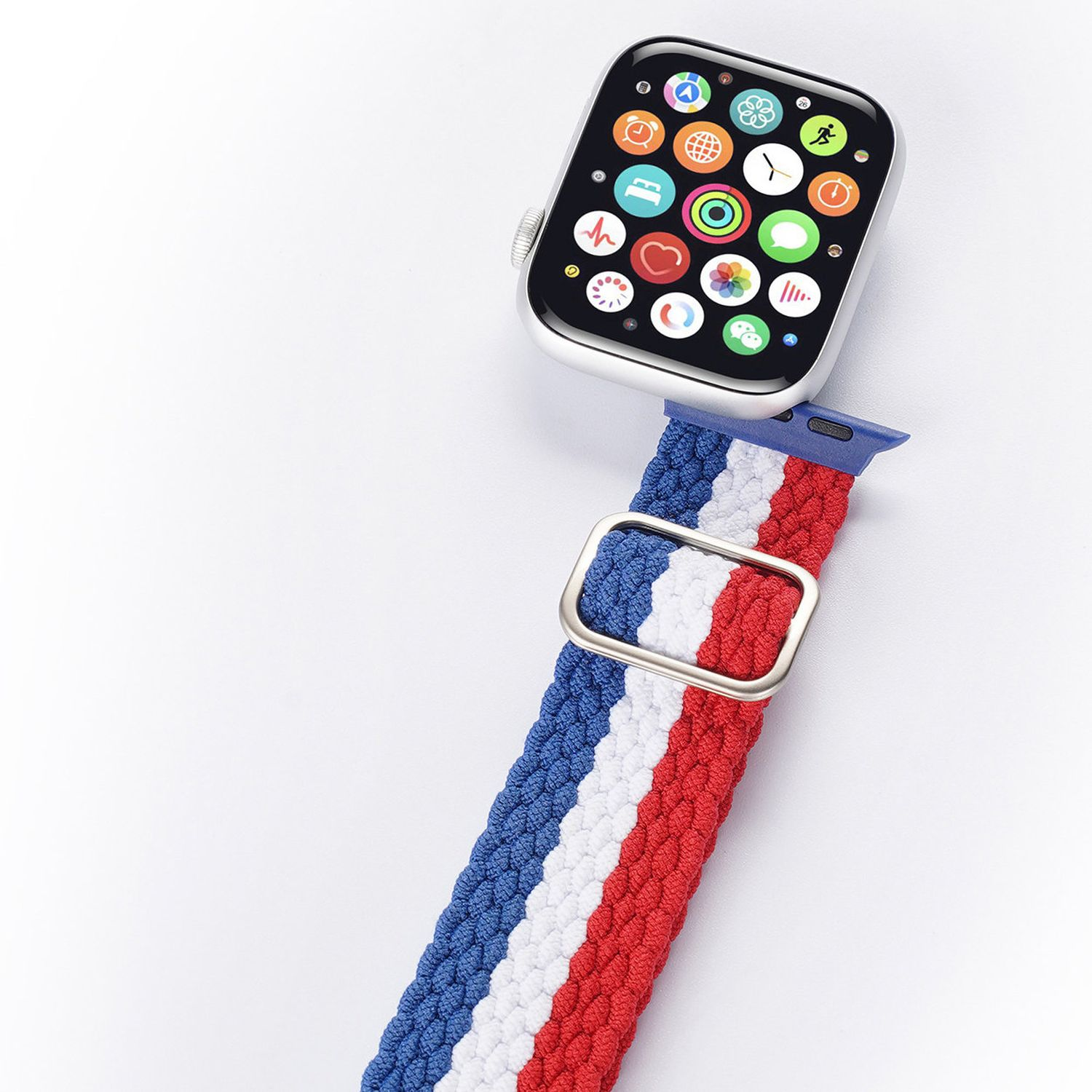 Silberne Smartwatch mit dreifarbigem Band (rot, weiß, blau) auf weißer Oberfläche.