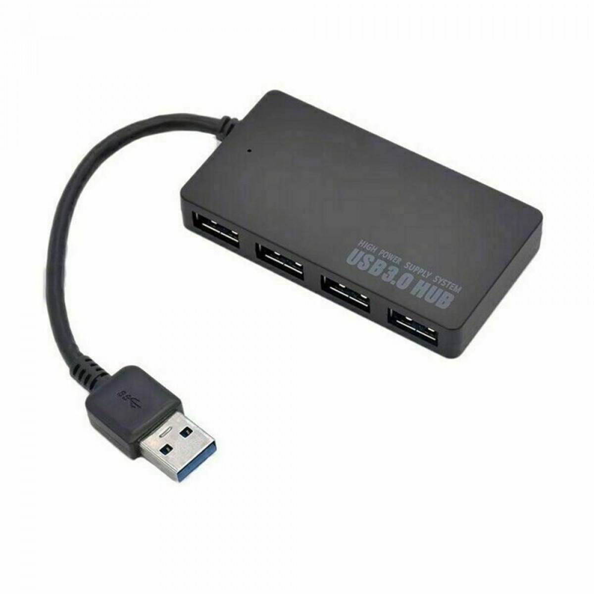 Schwarzer USB 3.0-Hub mit vier Anschlüssen und USB-Anschluss auf weißem Grund.