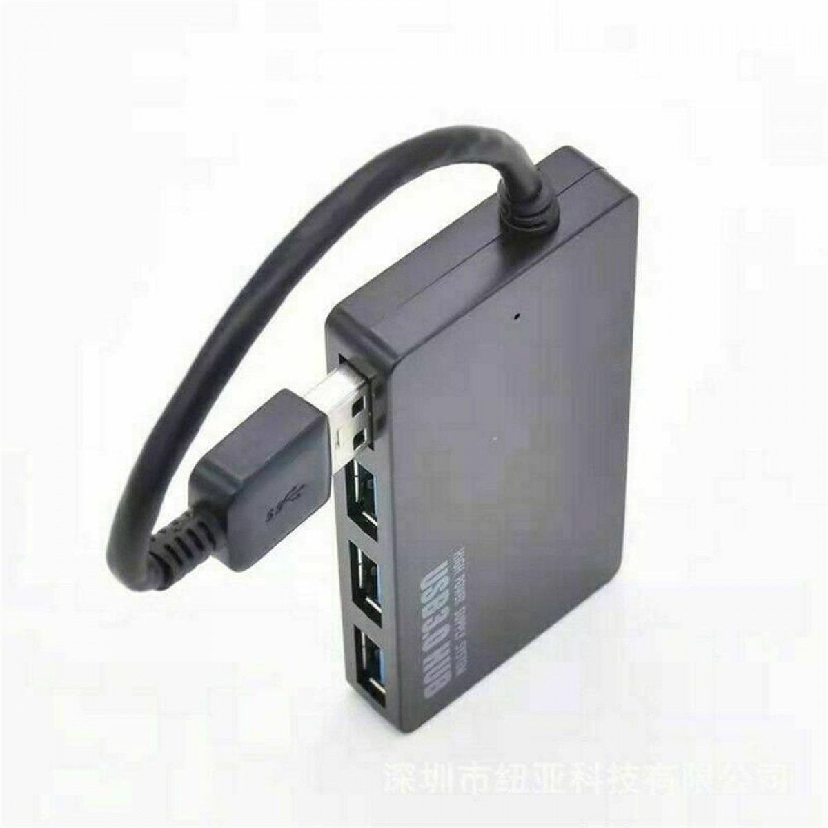 Ein schwarzer USB 3.0 Hub mit eingestecktem USB-Kabel.