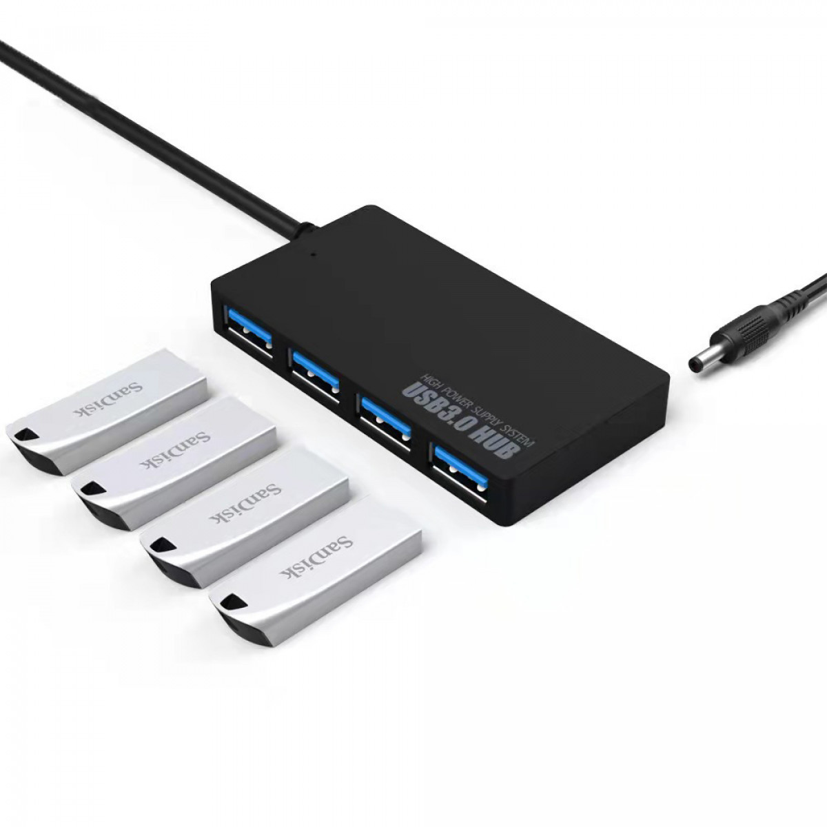 Schwarzer USB 3.0-Hub mit 4 USB-Anschlüssen und 4 silbernen USB-Flash-Laufwerken daneben.