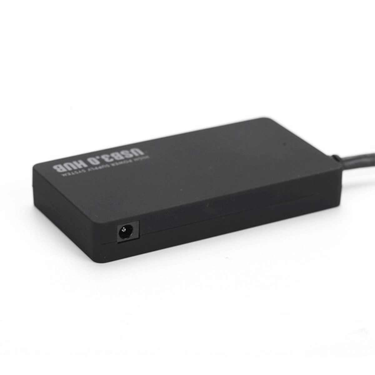 Ein schwarzer USB 3.0 Hub mit Stromeingang, auf weißem Hintergrund.