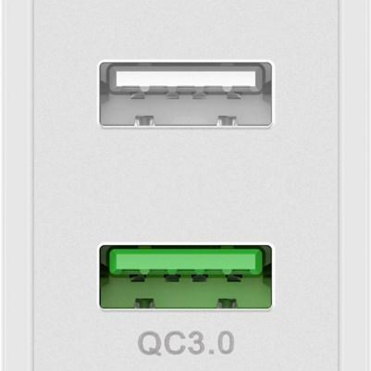 Weißes Wandladegerät mit zwei USB-Anschlüssen. Einer ist grün, mit QC3.0 beschriftet.