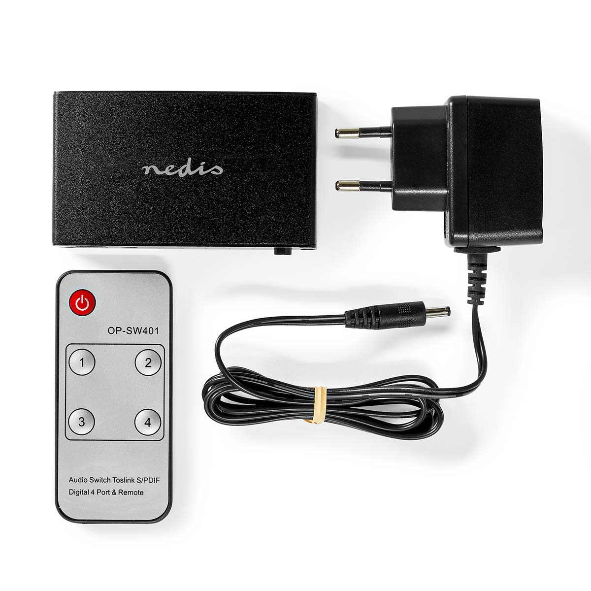 Schwarzer Audio-Switch-Box, Fernbedienung und Netzteil auf weißem Hintergrund.