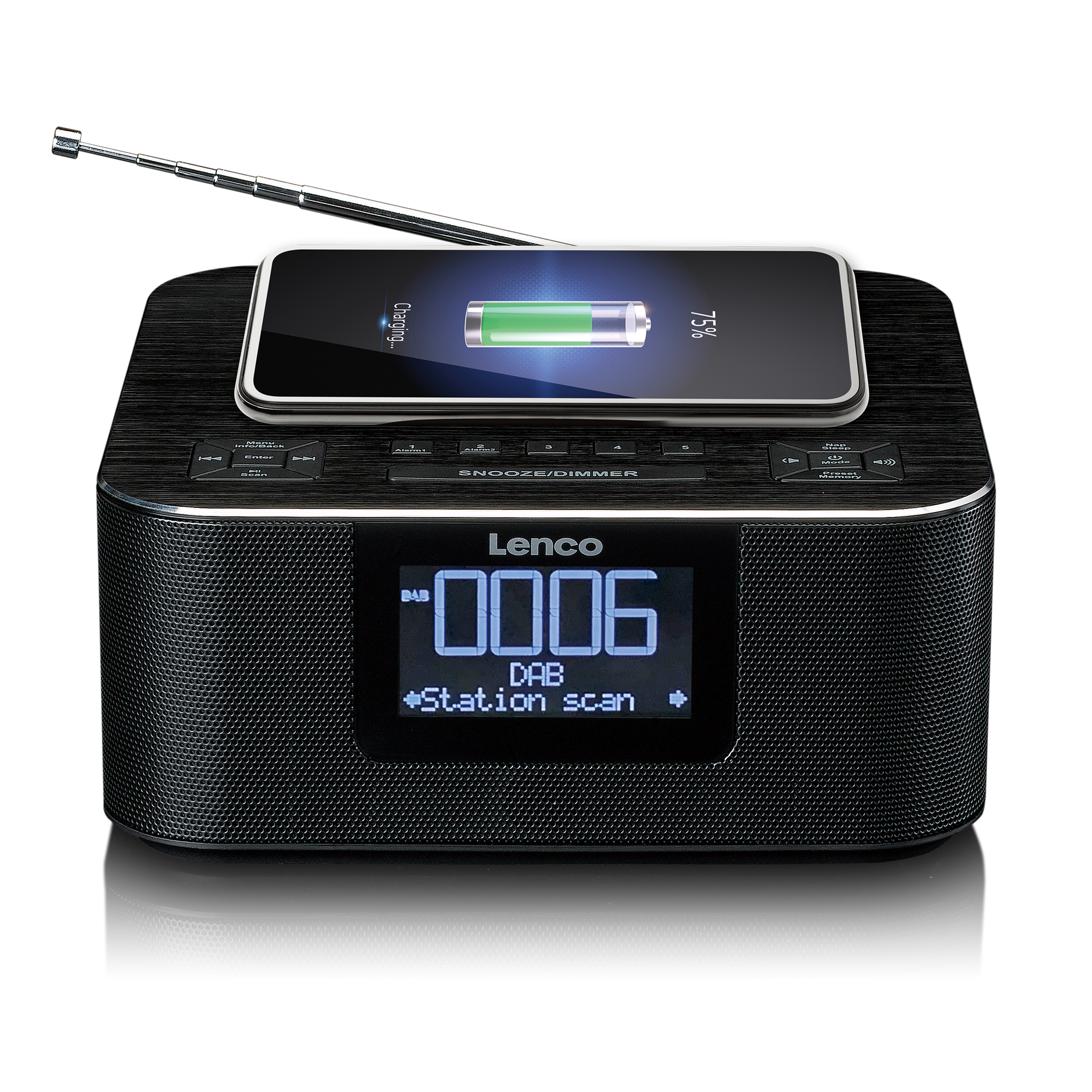 Radio-réveil numérique noir avec un téléphone en charge sur le dessus. La batterie du téléphone se charge.