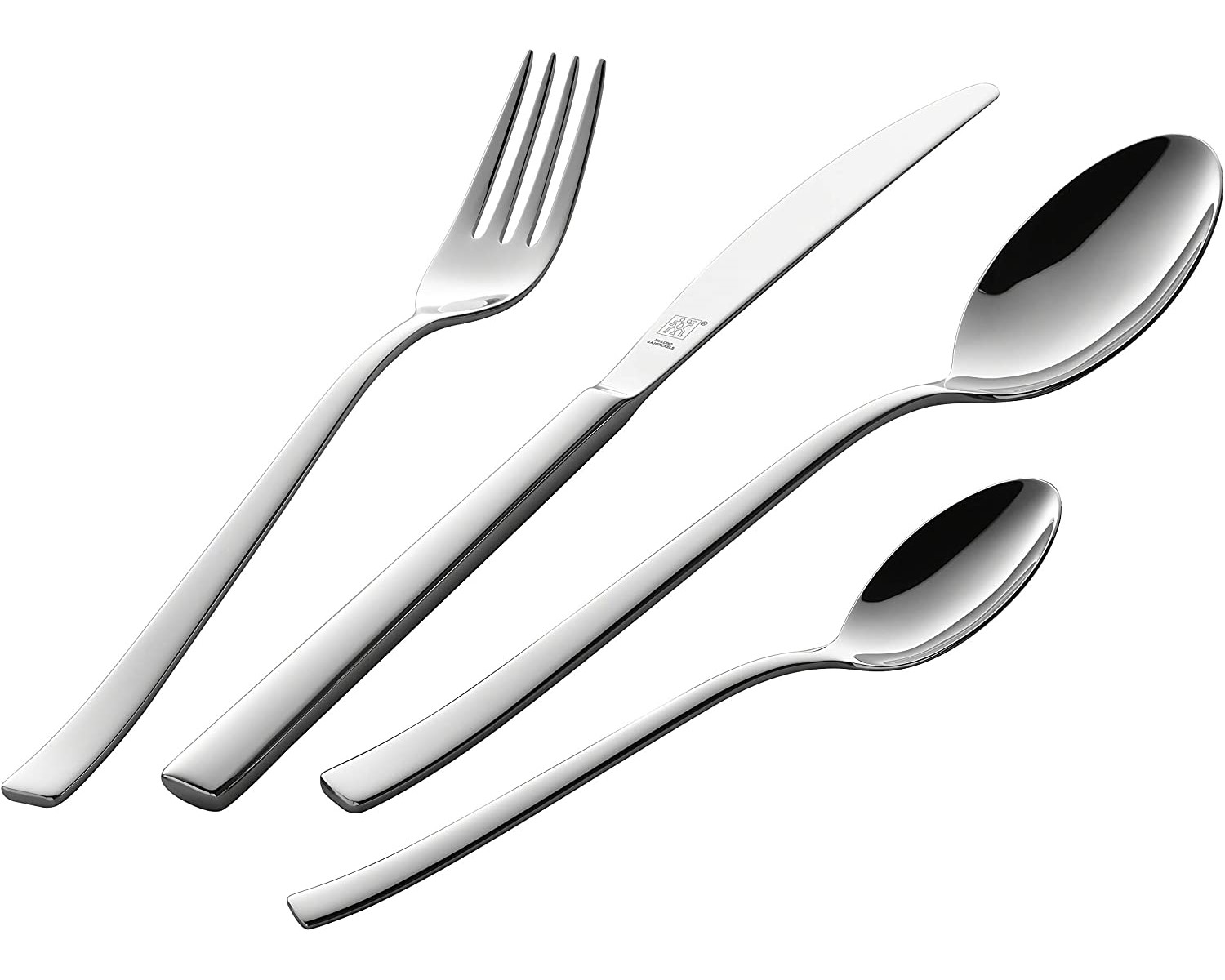 Besteck-Set: Gabel, Messer und zwei Löffel auf weißem Untergrund. Das Messer hat ein Logo.