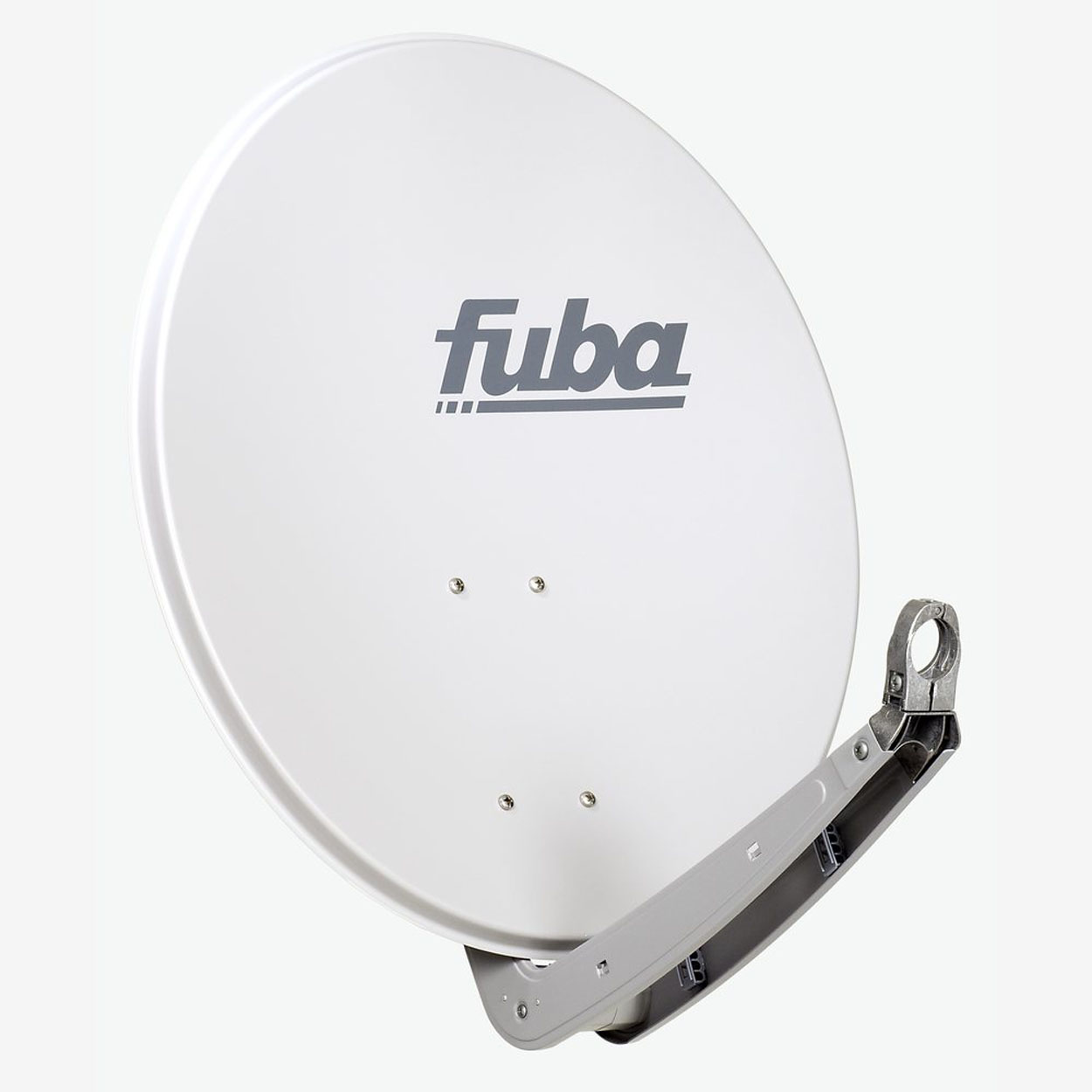 Weiße Satellitenschüssel mit grauem Schriftzug 'fuba' und einem Metallstützarm vor hellem Hintergrund.