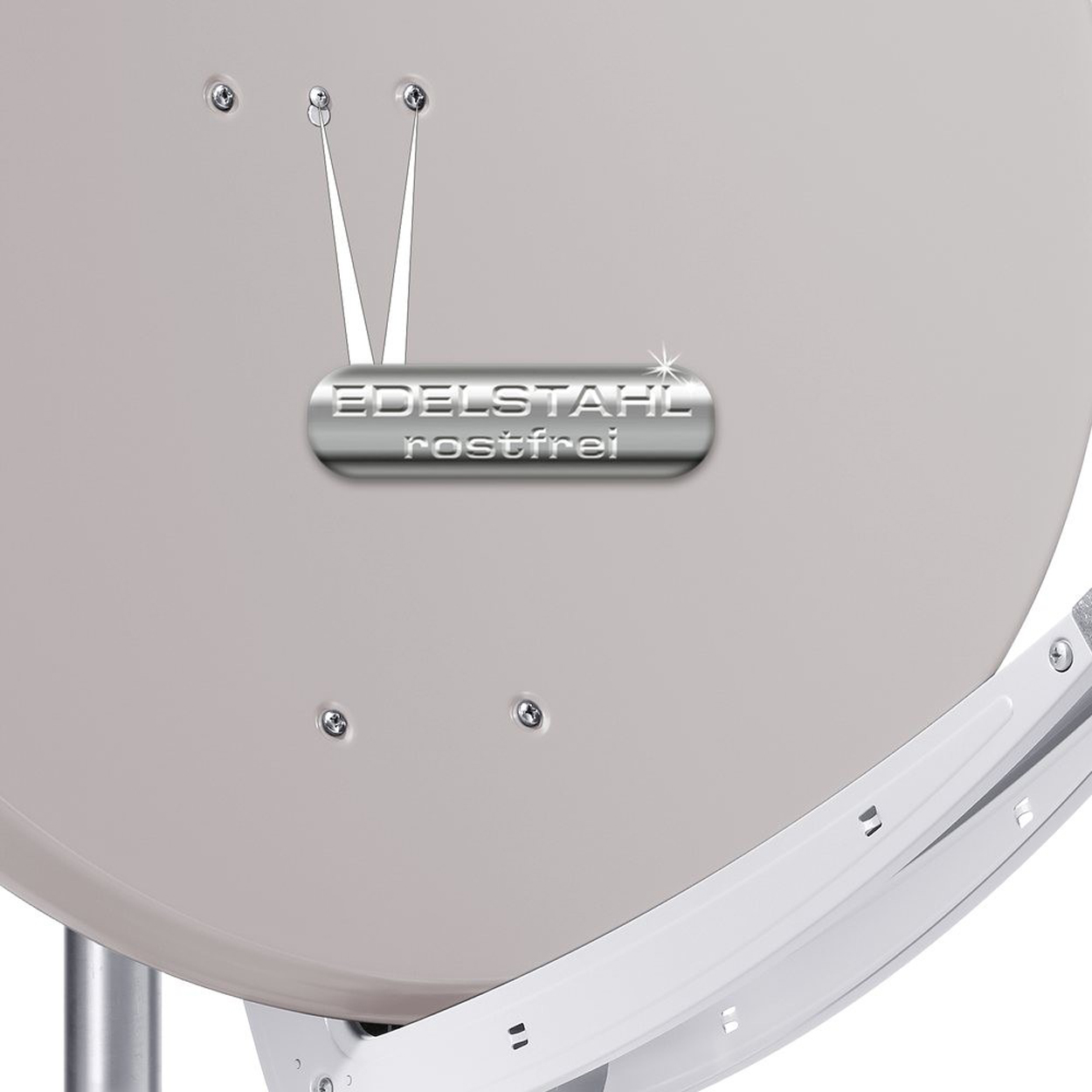 Nahaufnahme einer Satellitenschüssel mit 'Edelstahl'-Logo und Halterung auf hellgrau.