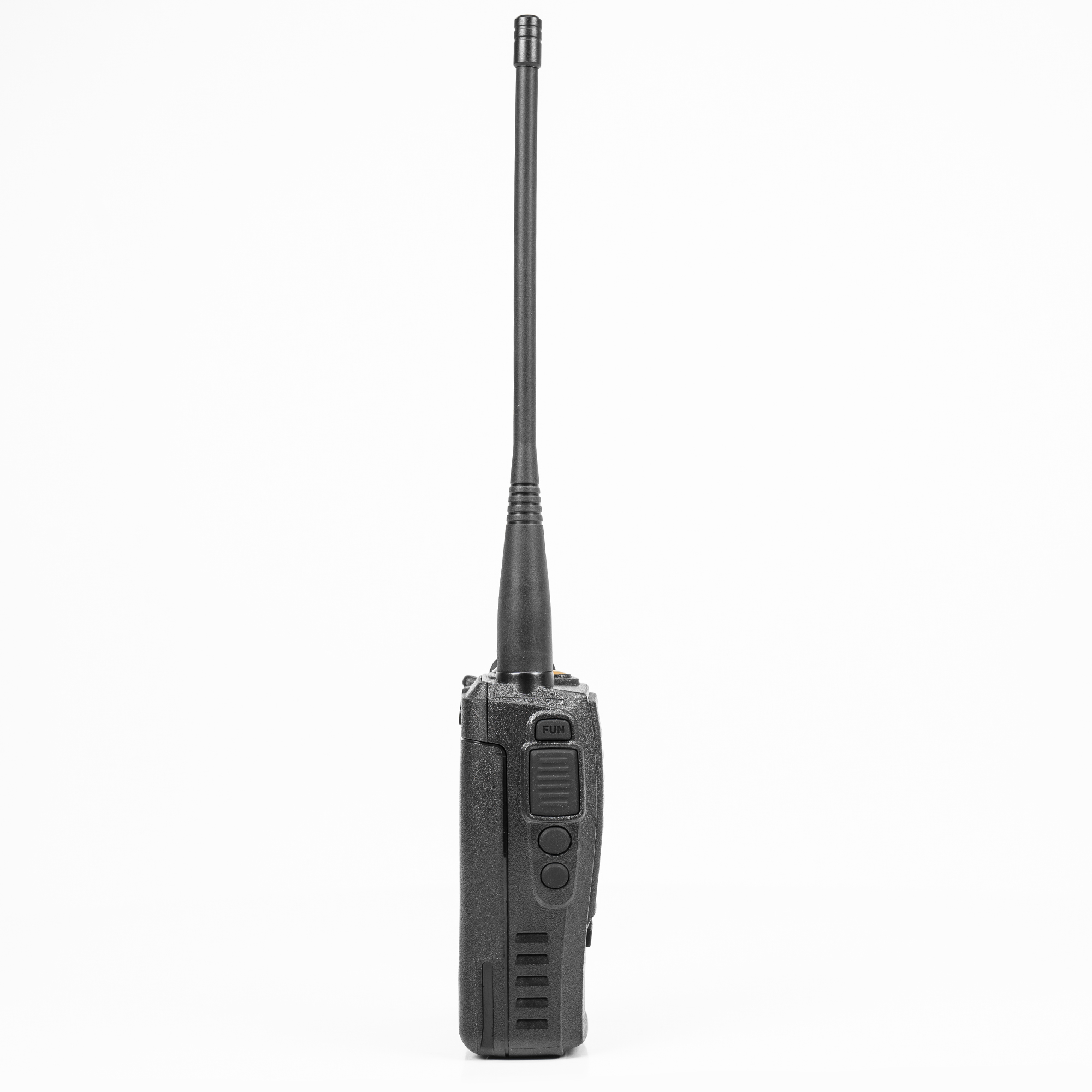 Un walkie-talkie nero in piedi. Ha una lunga antenna e pulsanti. Lo sfondo è bianco.