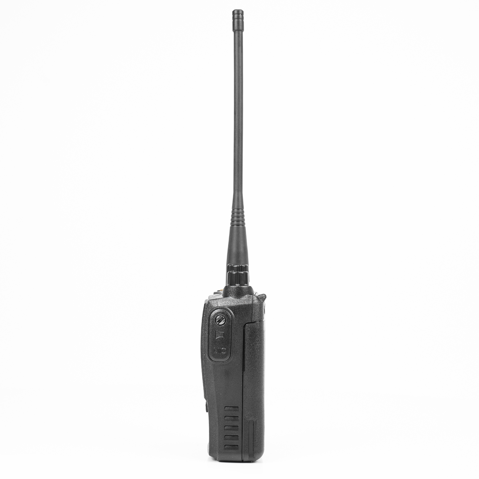 Un walkie-talkie nero con antenna è in posizione verticale. È su sfondo bianco. L'antenna è lunga e nera.
