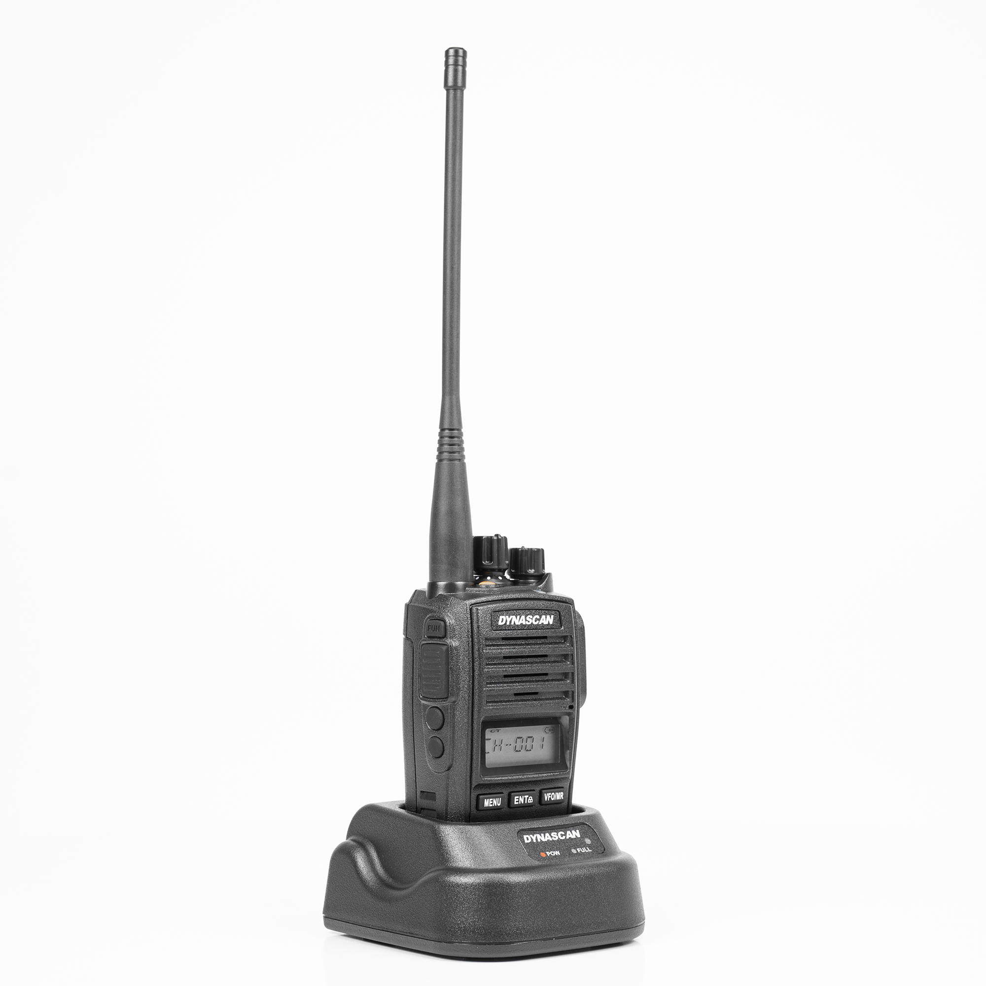 Un walkie-talkie Dynascan nero con antenna alta, su una base di ricarica, su sfondo bianco.