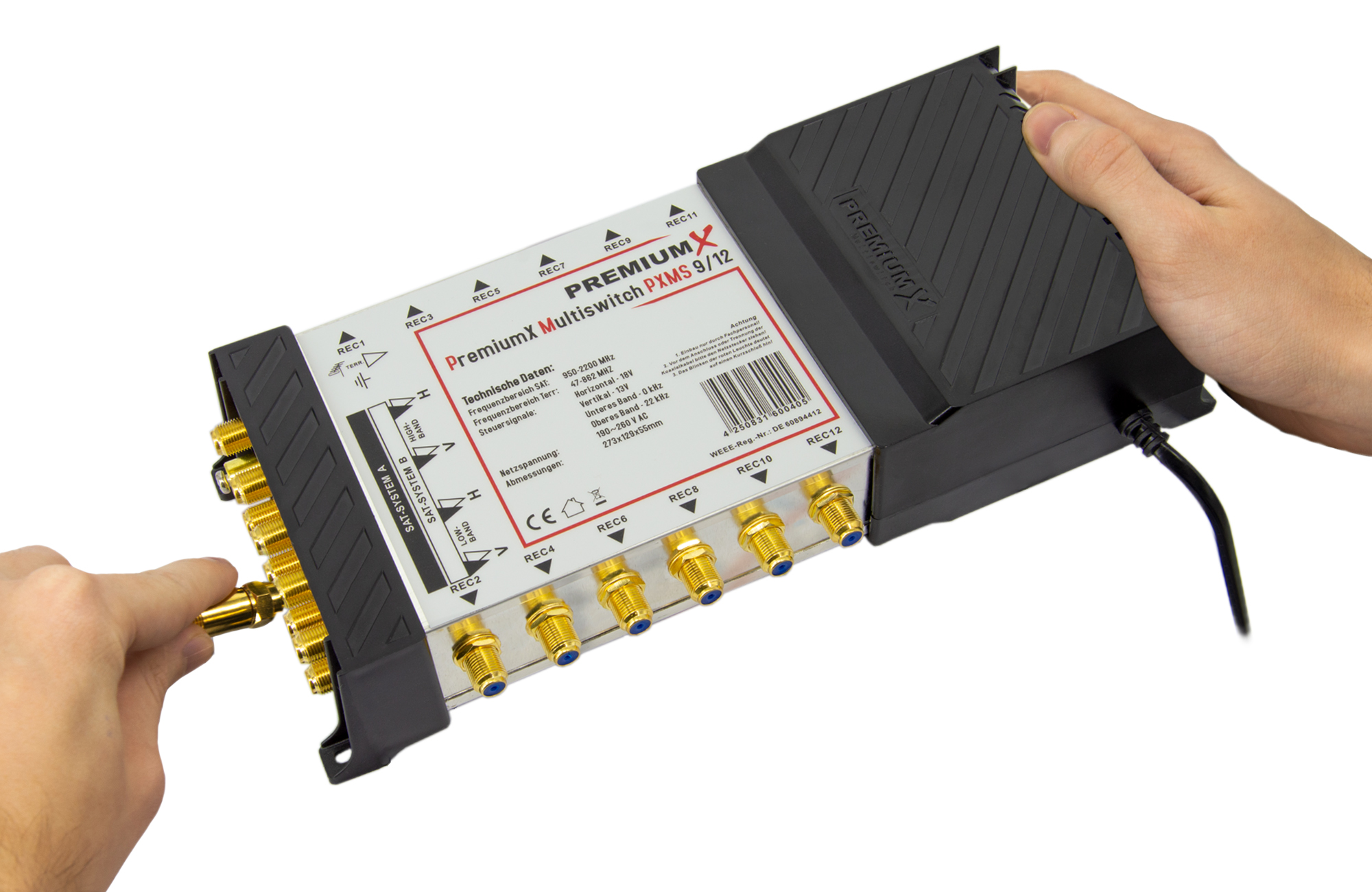 Hände einer Person verbinden ein Kabel mit einem PremiumX MultiSwitch 9/12. Er hat mehrere Anschlüsse.