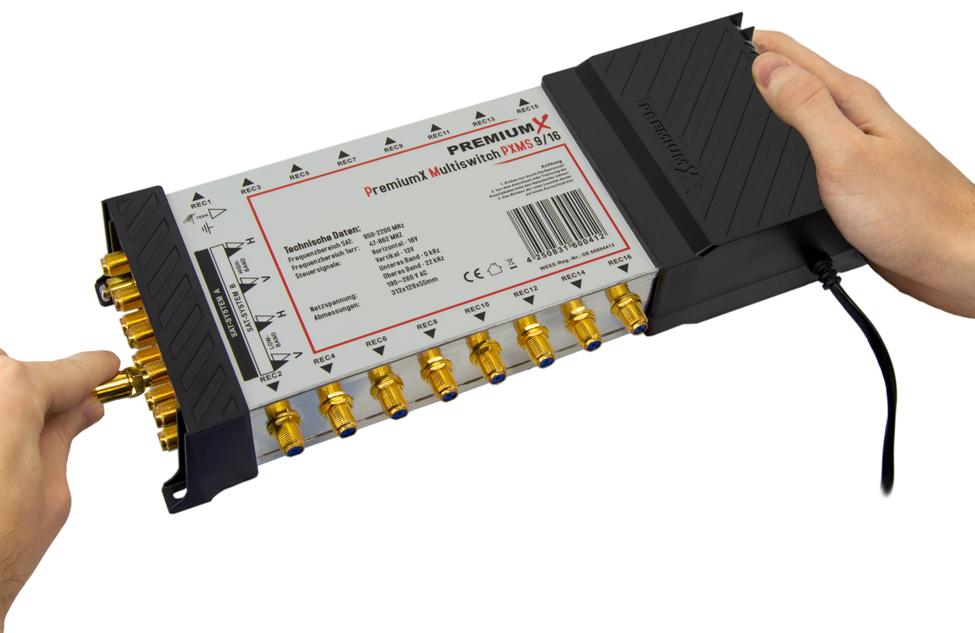Zwei Hände verbinden ein Kabel mit einem schwarzen elektronischen Gerät mit vielen Anschlüssen und Beschriftungen.