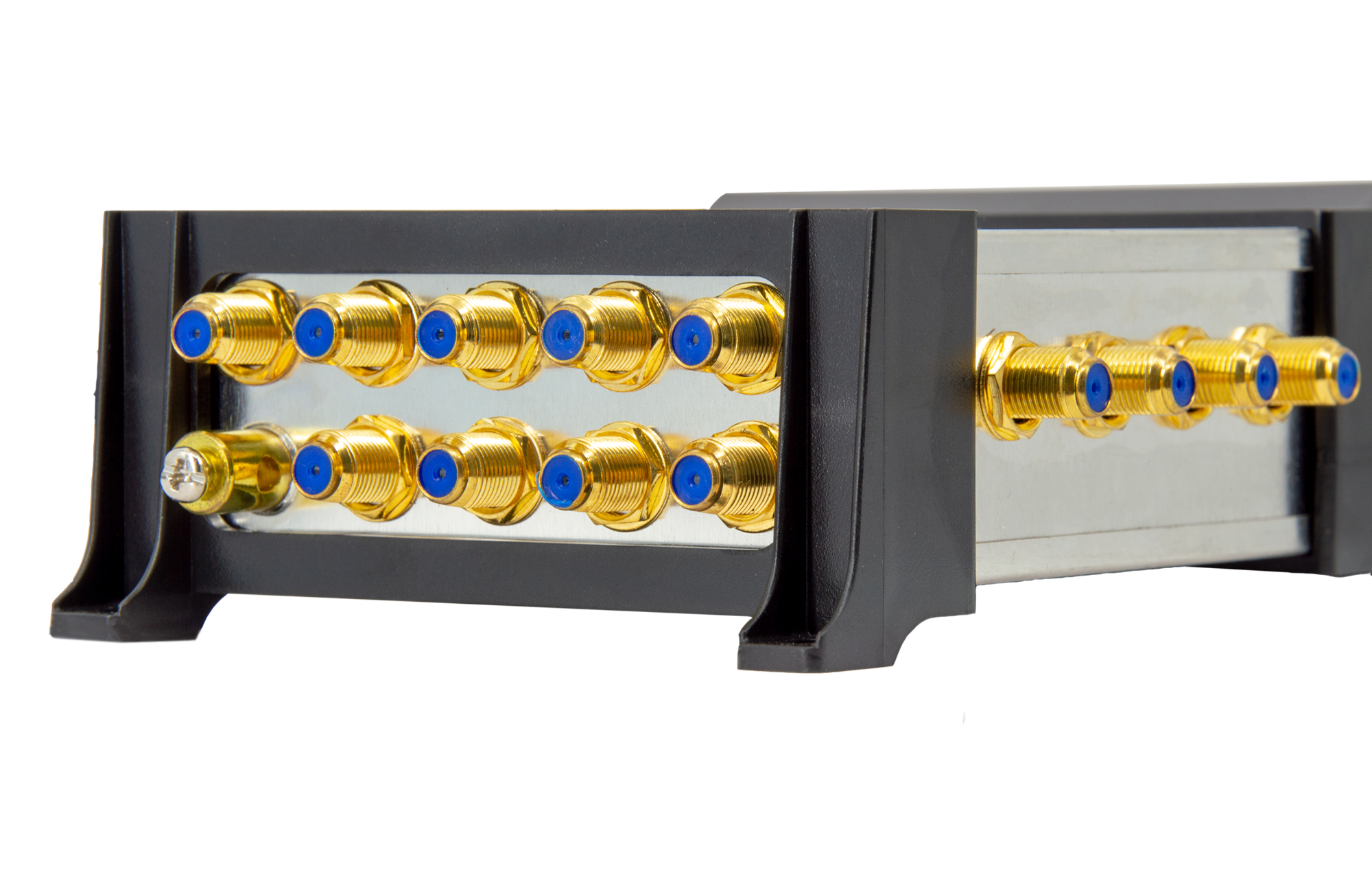 Eine schwarze Metallbox mit mehreren goldenen Anschlüssen mit blauen Einsätzen.