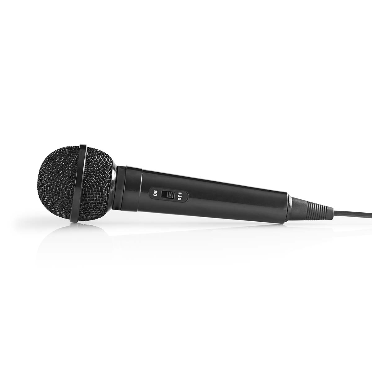 Een zwarte microfoon met een ronde mesh-kop, een schakelaar en een draad, op een witte ondergrond.