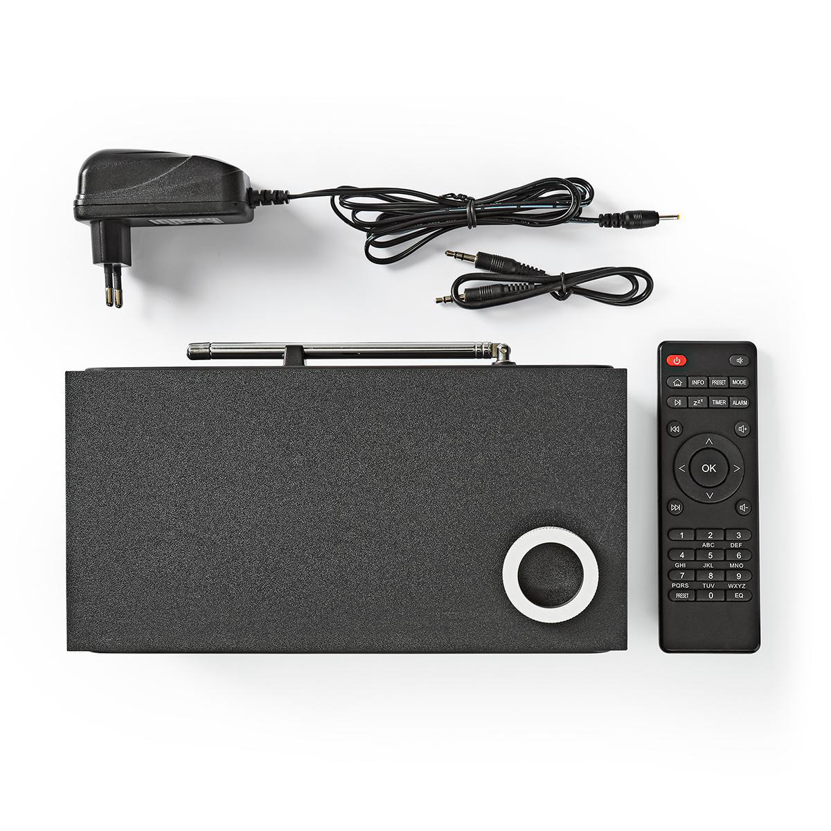 Radio nera con telecomando, adattatore di alimentazione e cavi. Antenna argentata e pulsante on/off.